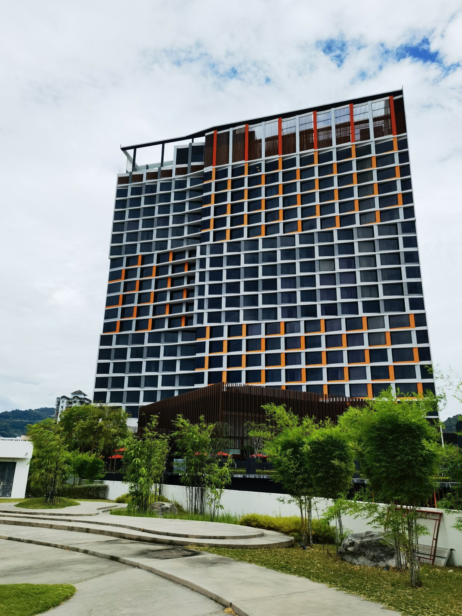 酒店离机场很近，因为广州飞槟城很晚了最好的方式就是找一家性价比高的离机场近的五星级酒店住下来休息了。