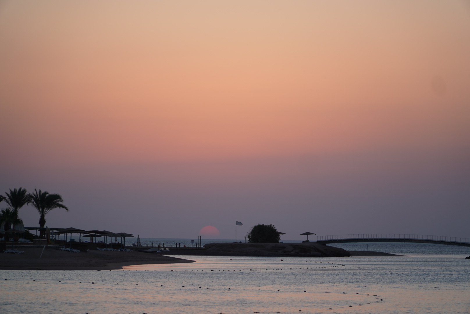 红海最美日出，就在东边高尔夫球场看到海边的位置，早上六点20分不要错过.  酒店服务很赞，每个人都很