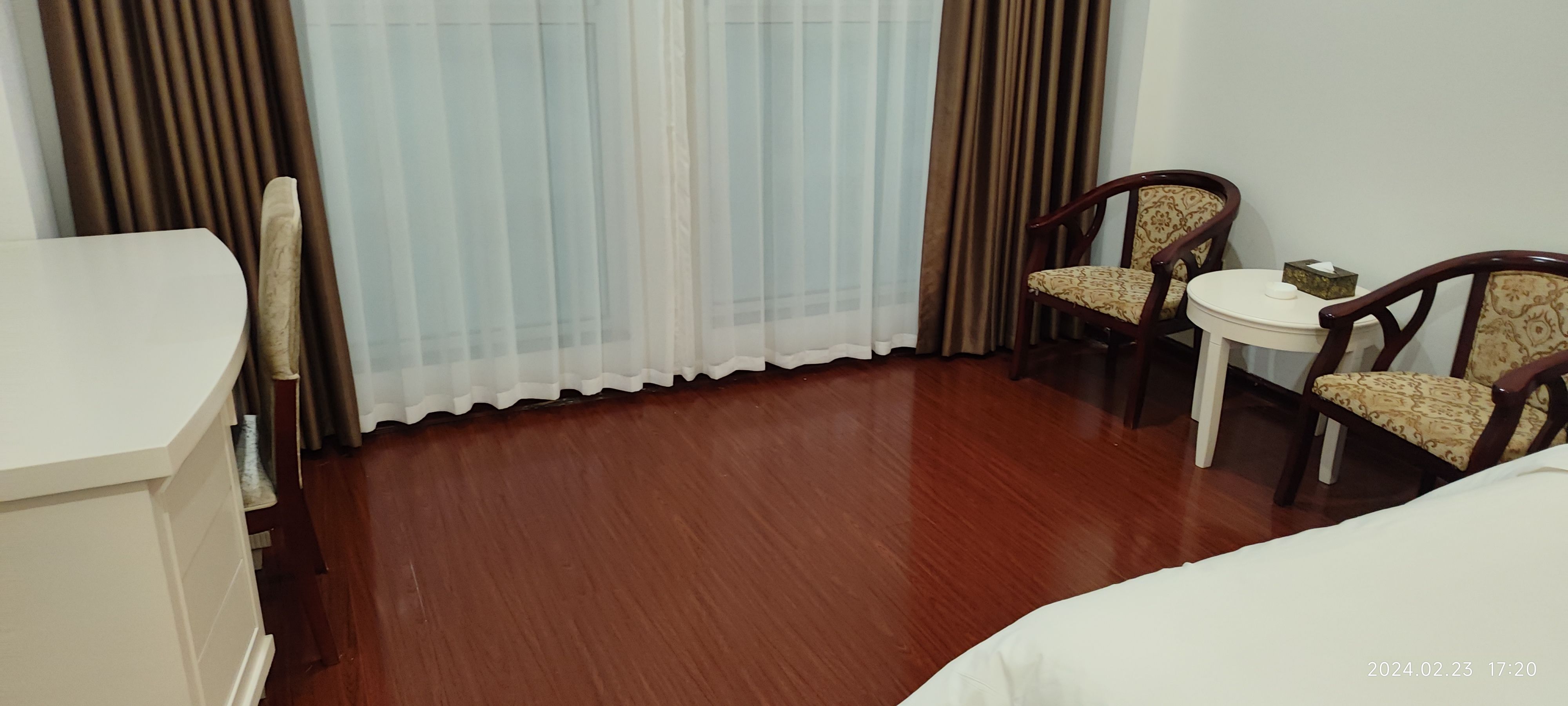 酒店房间很大，定的标间双床，很舒服，环境很好，卫生干净整洁，卫生间空间也很大，冬季热水充足，酒店位置
