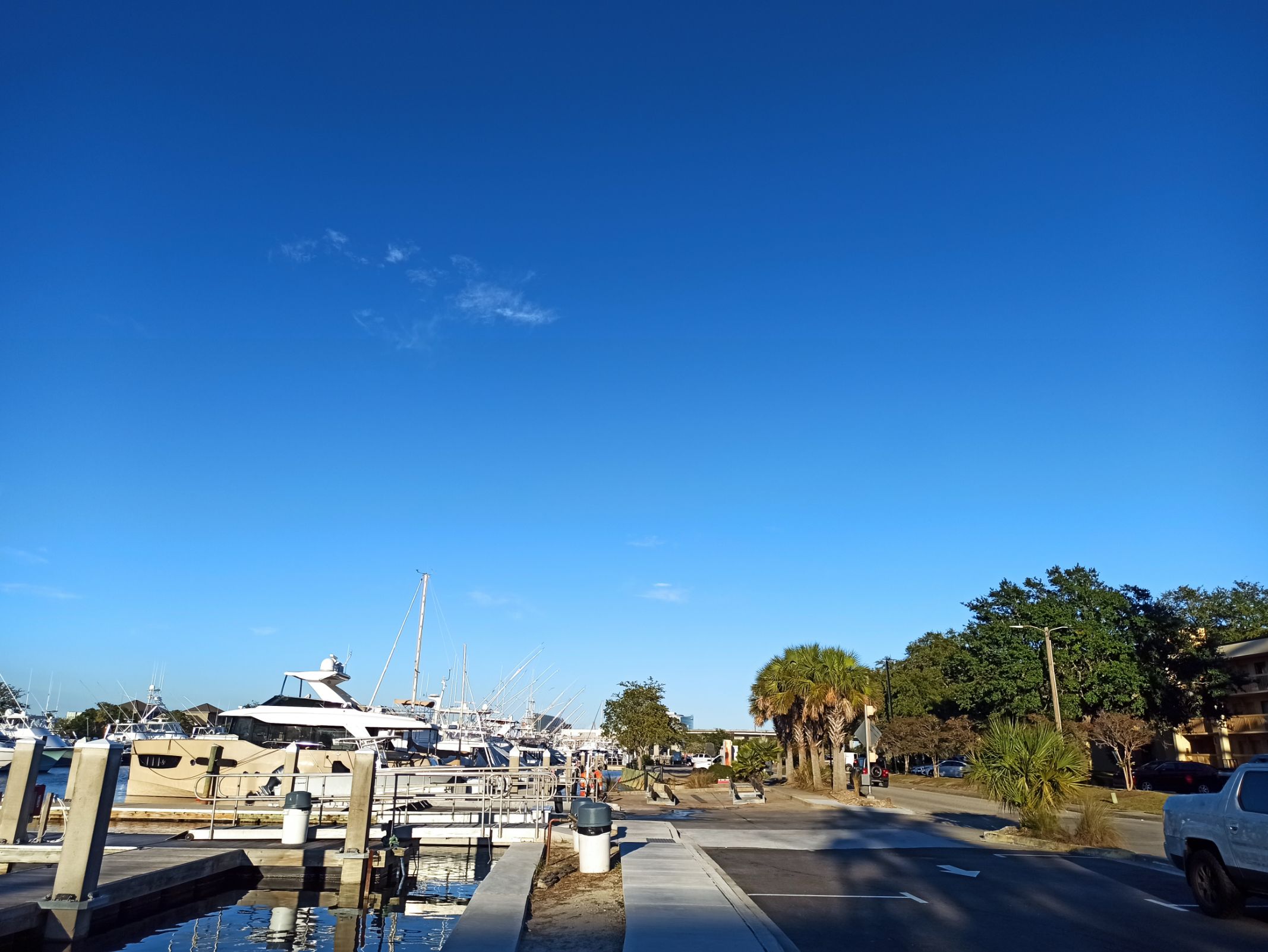 酒店门口就是游艇码头，环境非常迷人，空气好 11月份秋高气爽，适合码头边走走，酒店早餐还行，性价比高