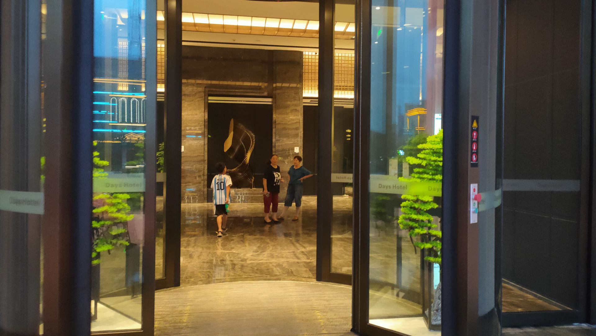 第一次入住沅江戴斯酒店，非常好的体验。大堂宽敞整洁，深色的格调显得格外时尚、优雅，而且整个空间弥漫着