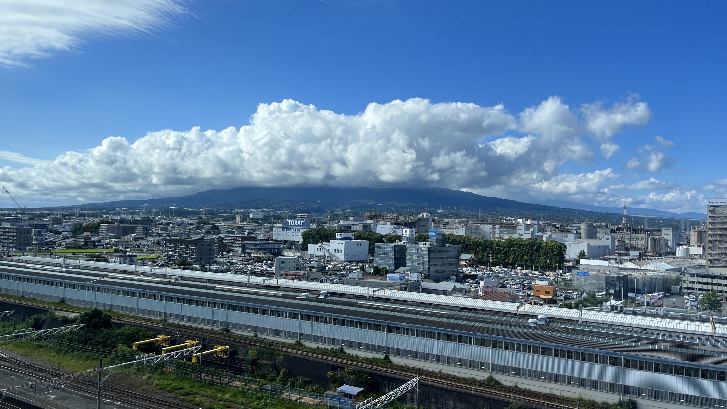 这家酒店地处三岛站南口，酒店与JR入口相连，位置很完美，边上吃的也多，房间正对着富士山。环境很优美。