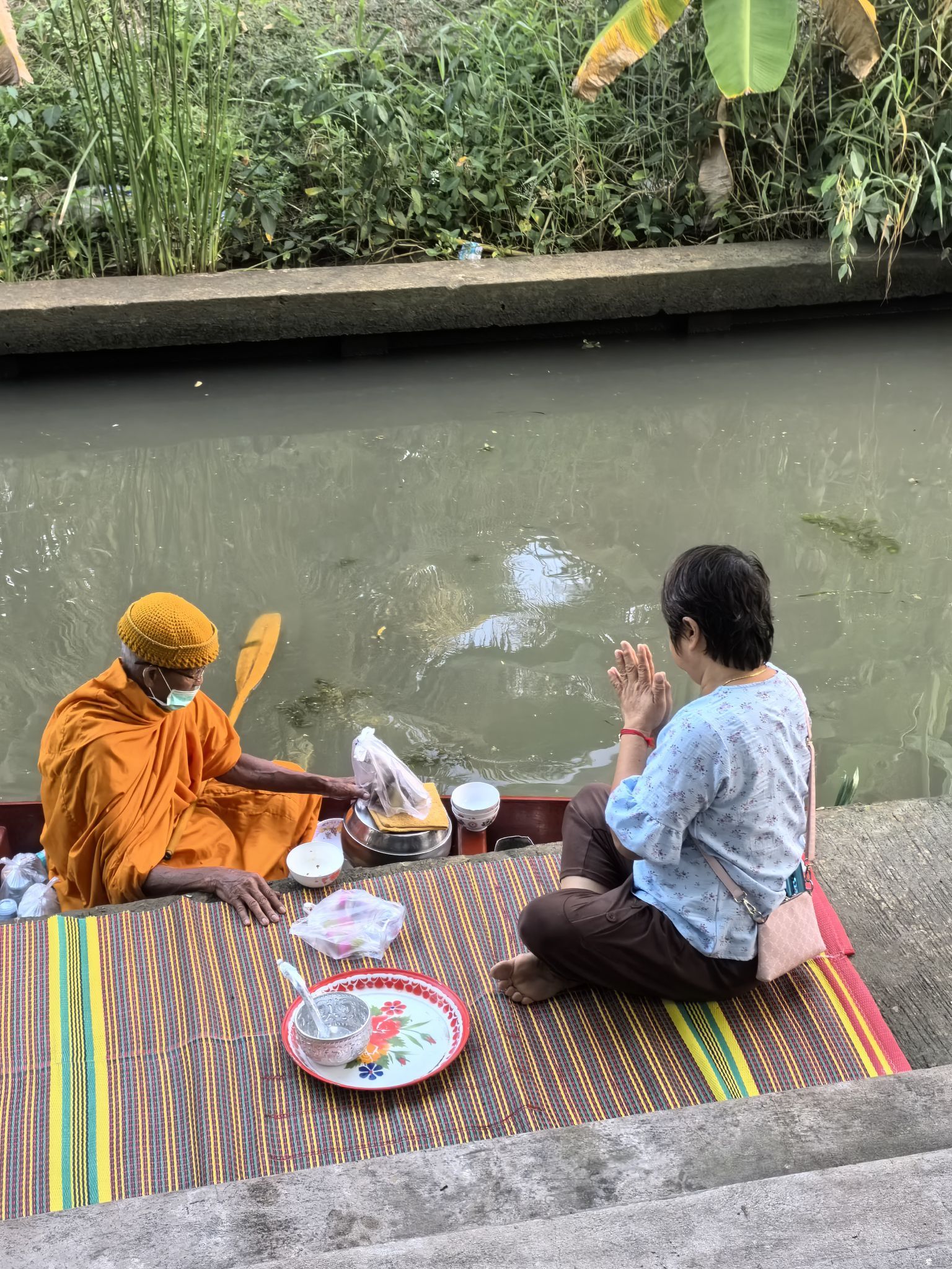 讲道理，这个酒店还是不错的，有椰子林，还看到了怎么收割椰子，早上还能看到僧侣沿河化缘，工作人员也很热