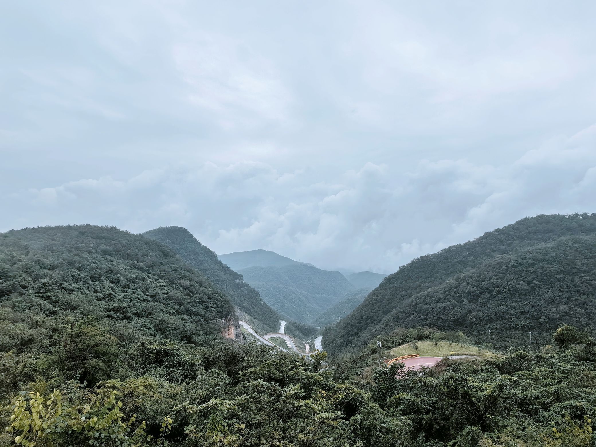 环境很好，房间里有小吃很好吃，早餐也很不错，有机会还会在来