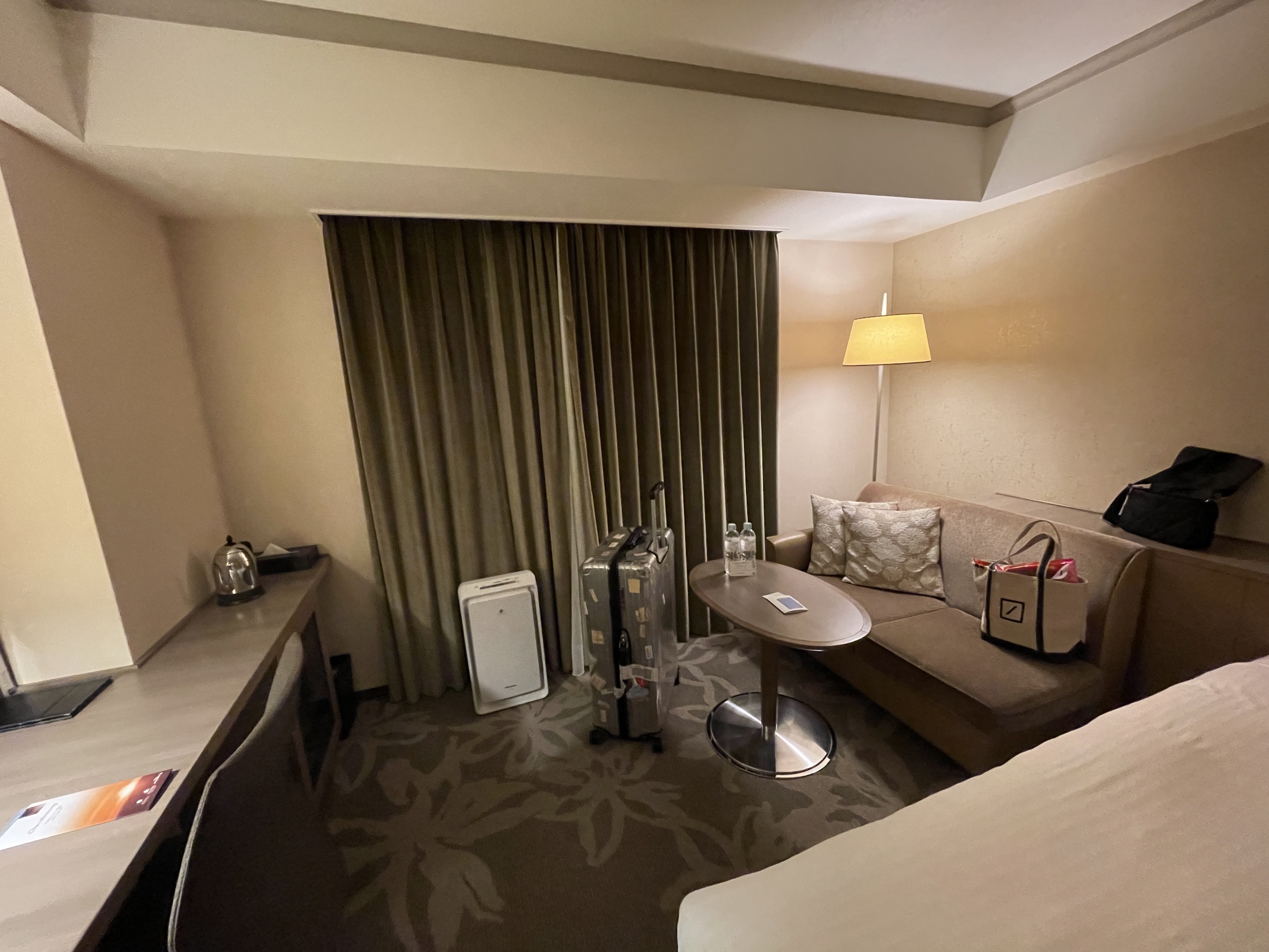 房间在日本酒店里算大的，装修简洁，浴室用品一应俱全，洗护用品是LA MER的。前台服务热情周到，服务