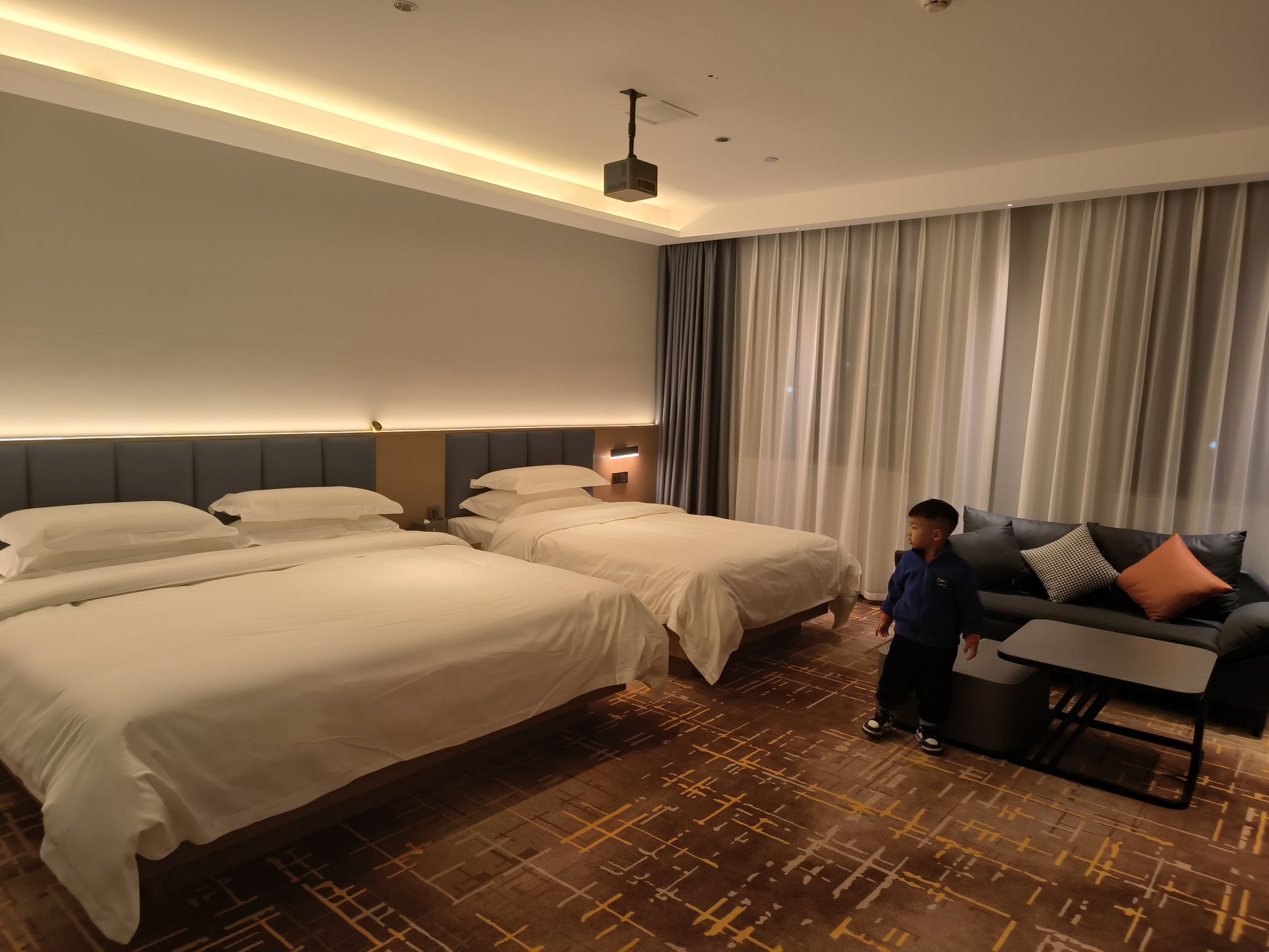 房间空间很大，住着畅快，而且是全屋智能化，装饰细节精致时尚，新酒店无异味，床品面料柔软舒适，卫生也好
