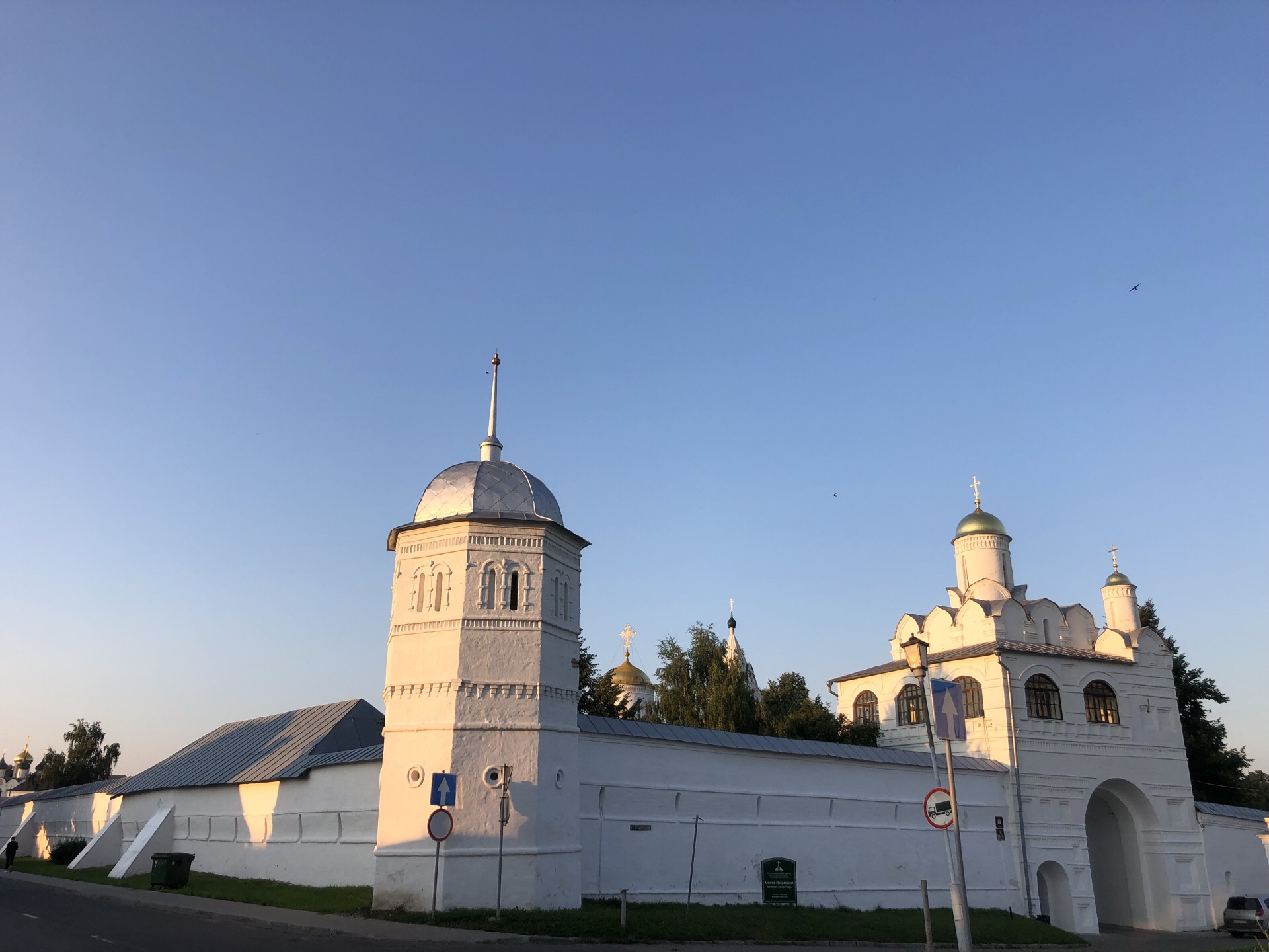 酒店含有丰富的自助早餐，包含泳池，有免费停车场，环境怡人，经常有活动，时不时能听到音乐会，活动项目多