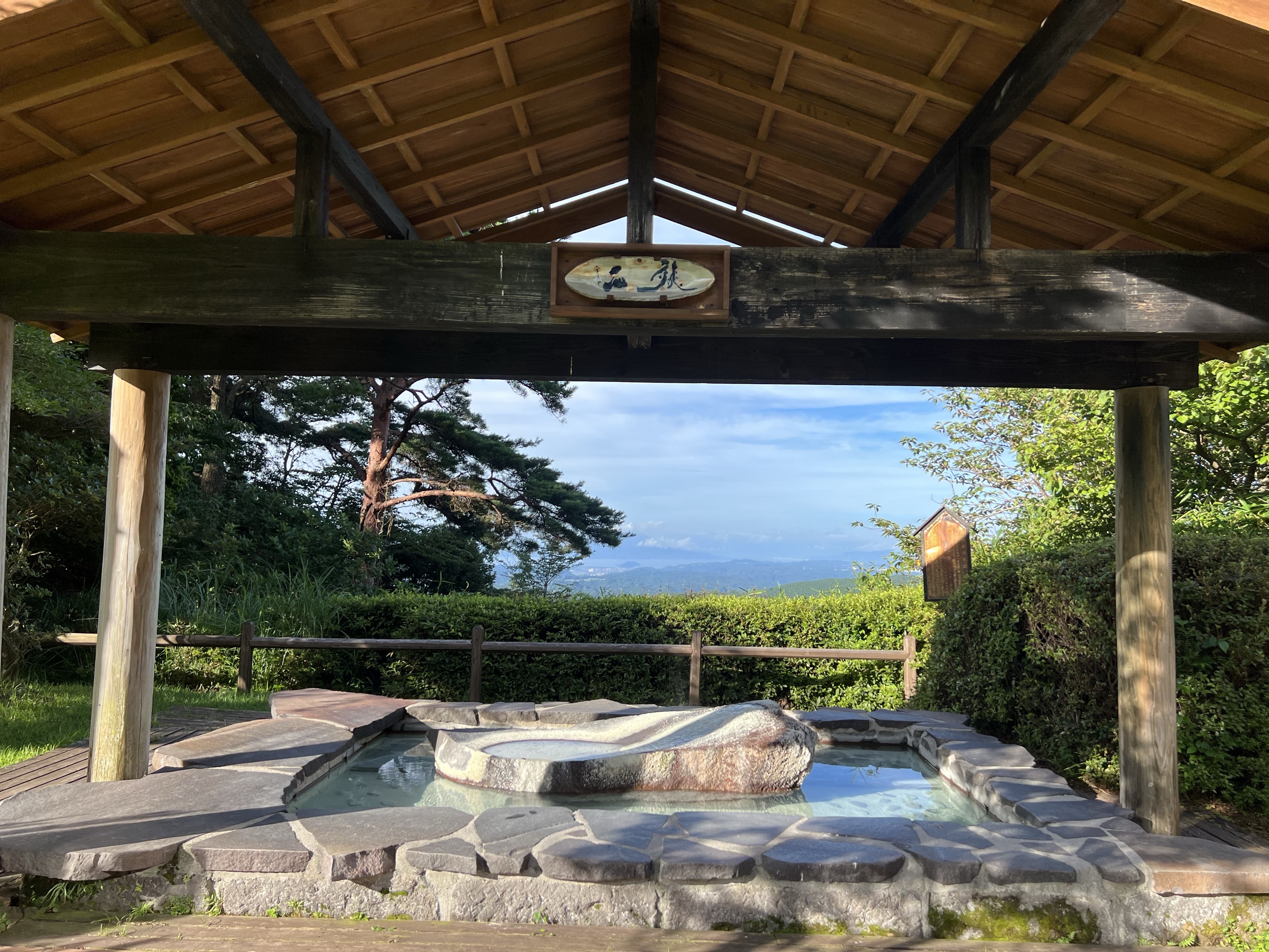 房间对着樱岛火山，风景好。没有约到赤松温泉，但约了另外一个在森林里温泉，很棒。酒店边上有条山路，可以