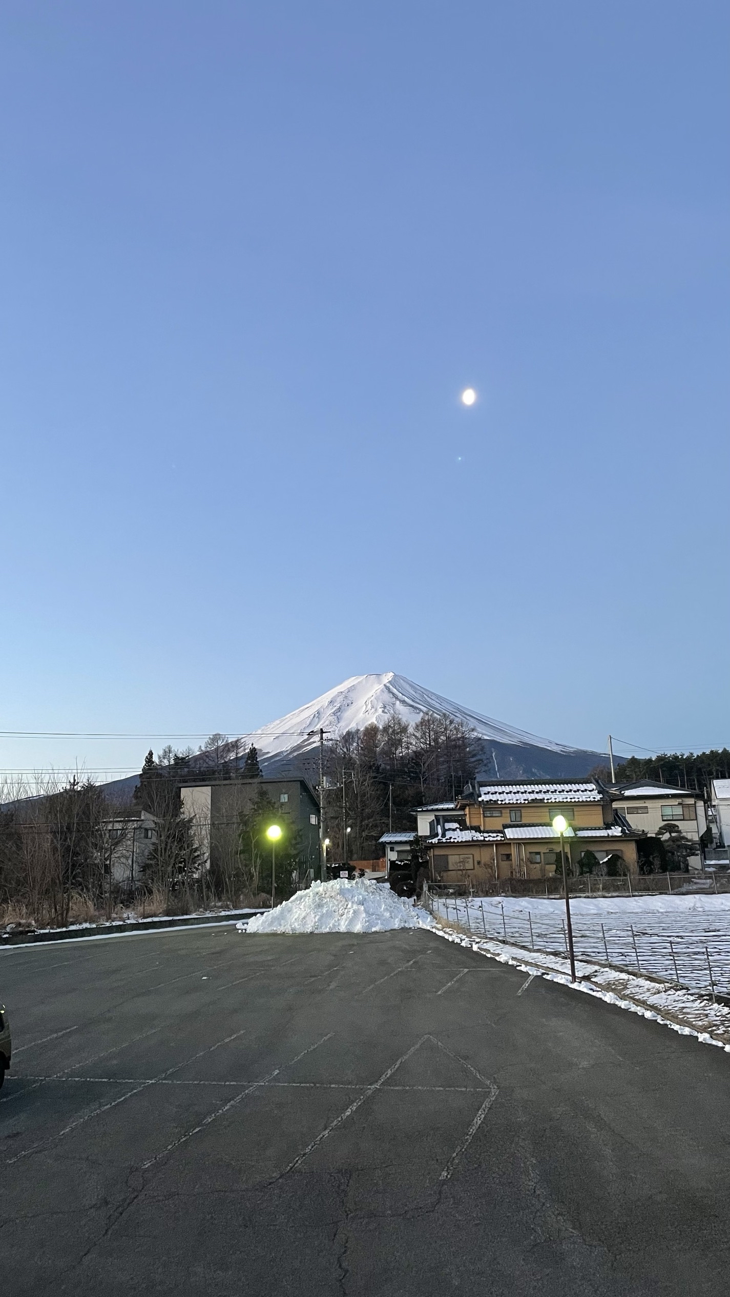 酒店位置好，一侧正对富士山，距山挺近。距离打卡名店日川时计店也不远。酒店对面有家非连锁便利店，包子馅