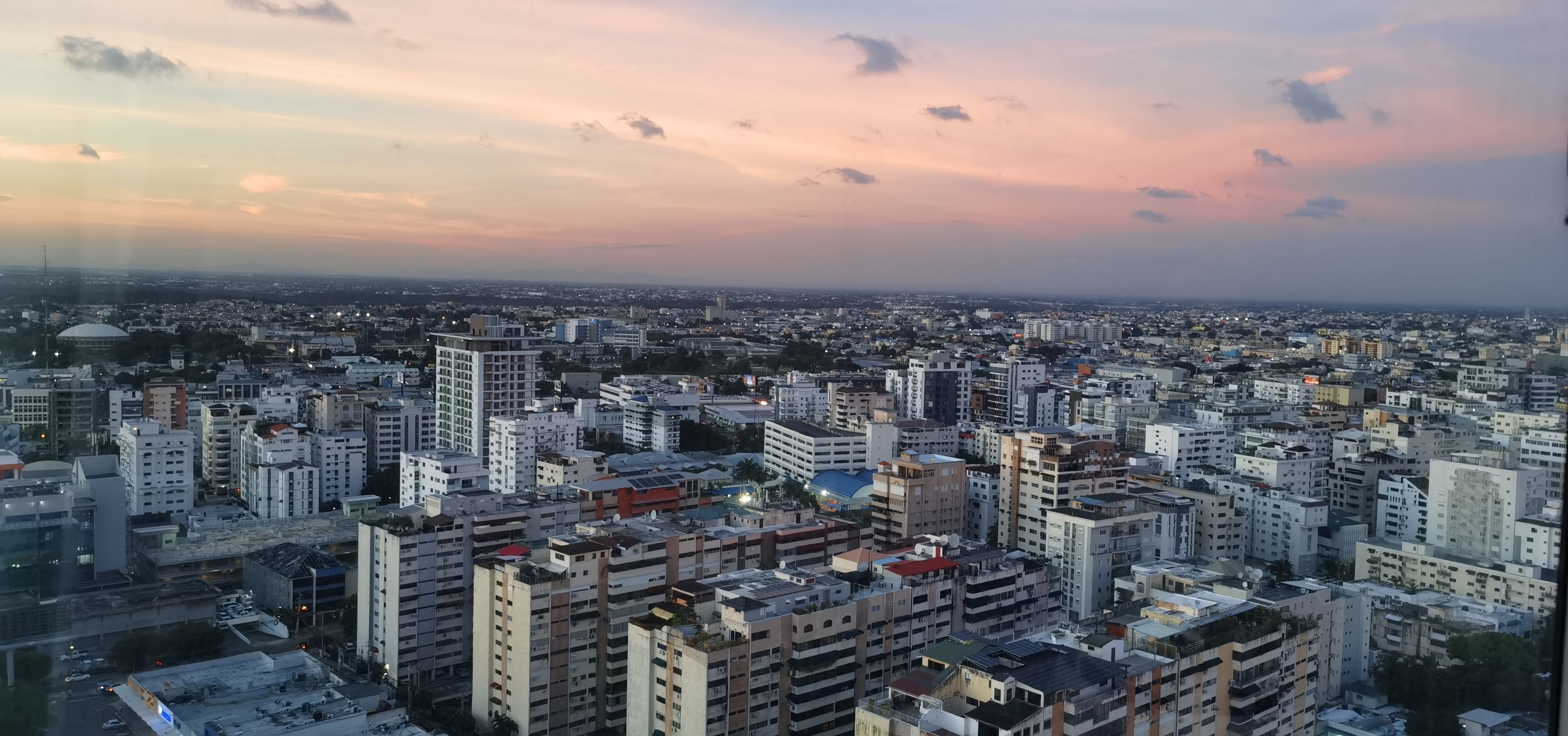 酒店属于城市地标建筑，设施设计很现代化而且很新，这个加分。免费地下停车场，出入方便，前台服务员很友好