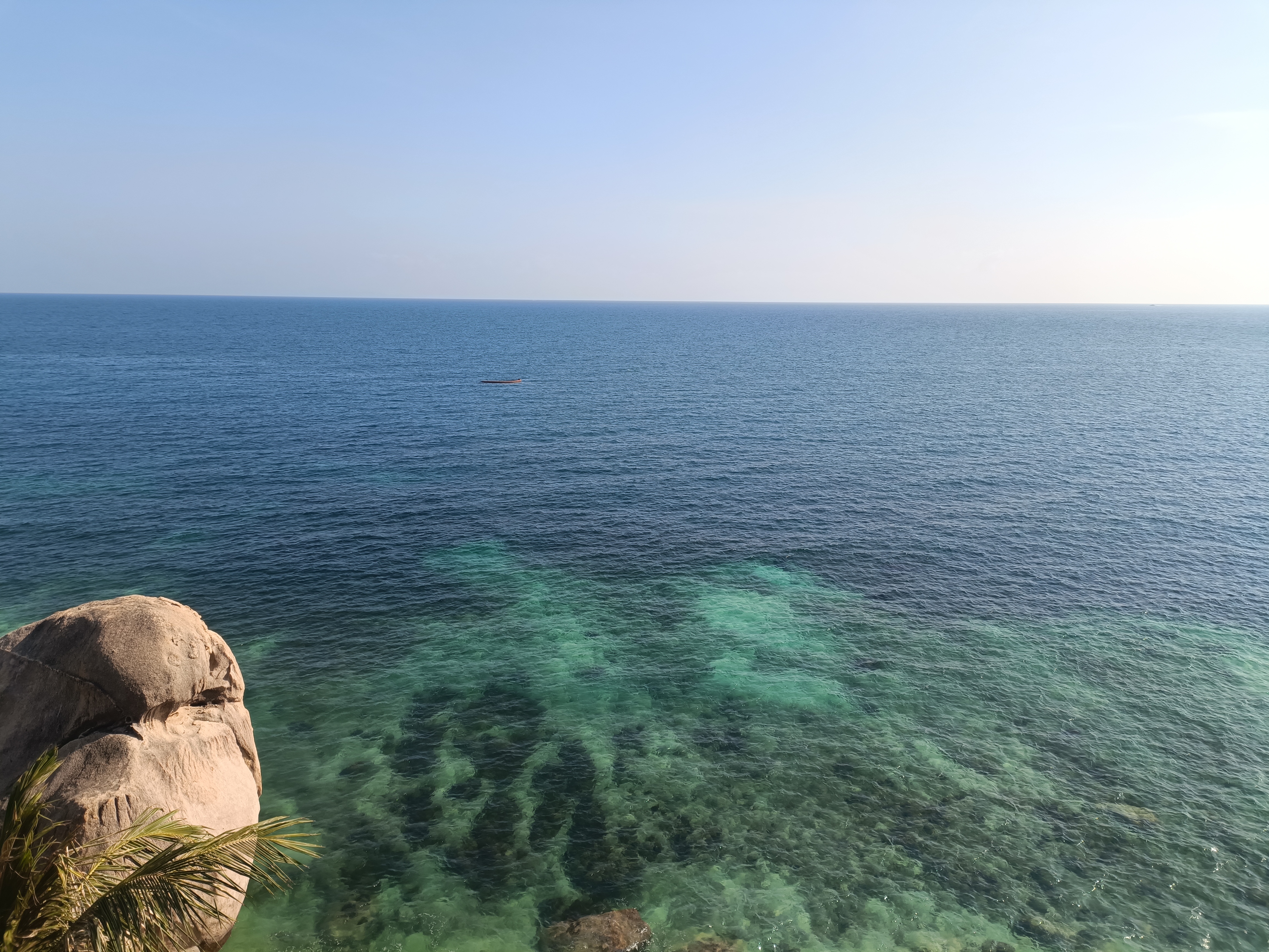 房间看海景非常不错，楼下就是鲨鱼湾可以看到整个鲨鱼角和鲨鱼湾下面的海水非常清澈，下楼就可以看到海底的