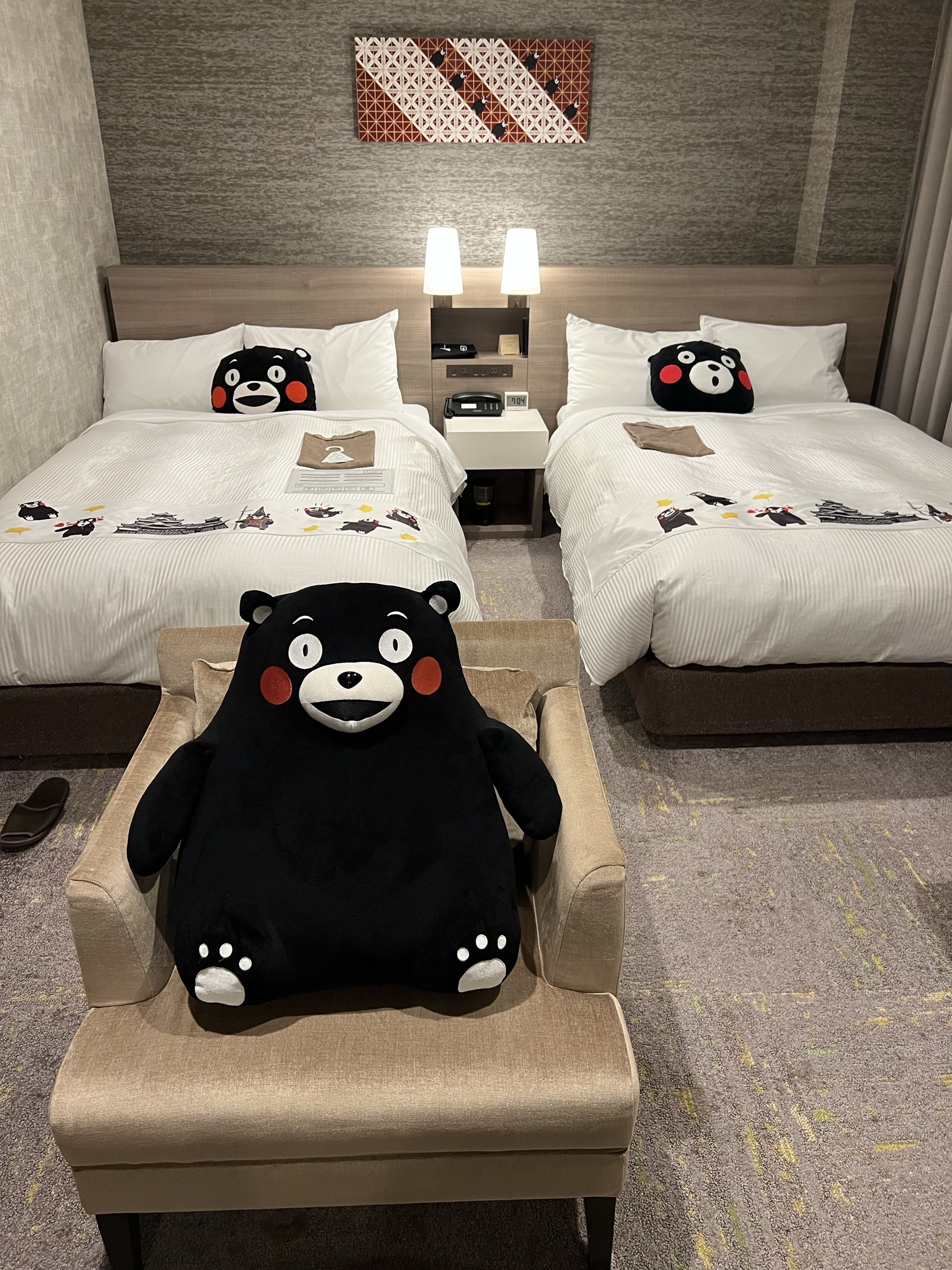 酒店出行交通挺方便的，有非常可爱的熊本熊装饰的房间，早餐种类挺多的，附近就有吃米其林炸猪排的胜烈亭店