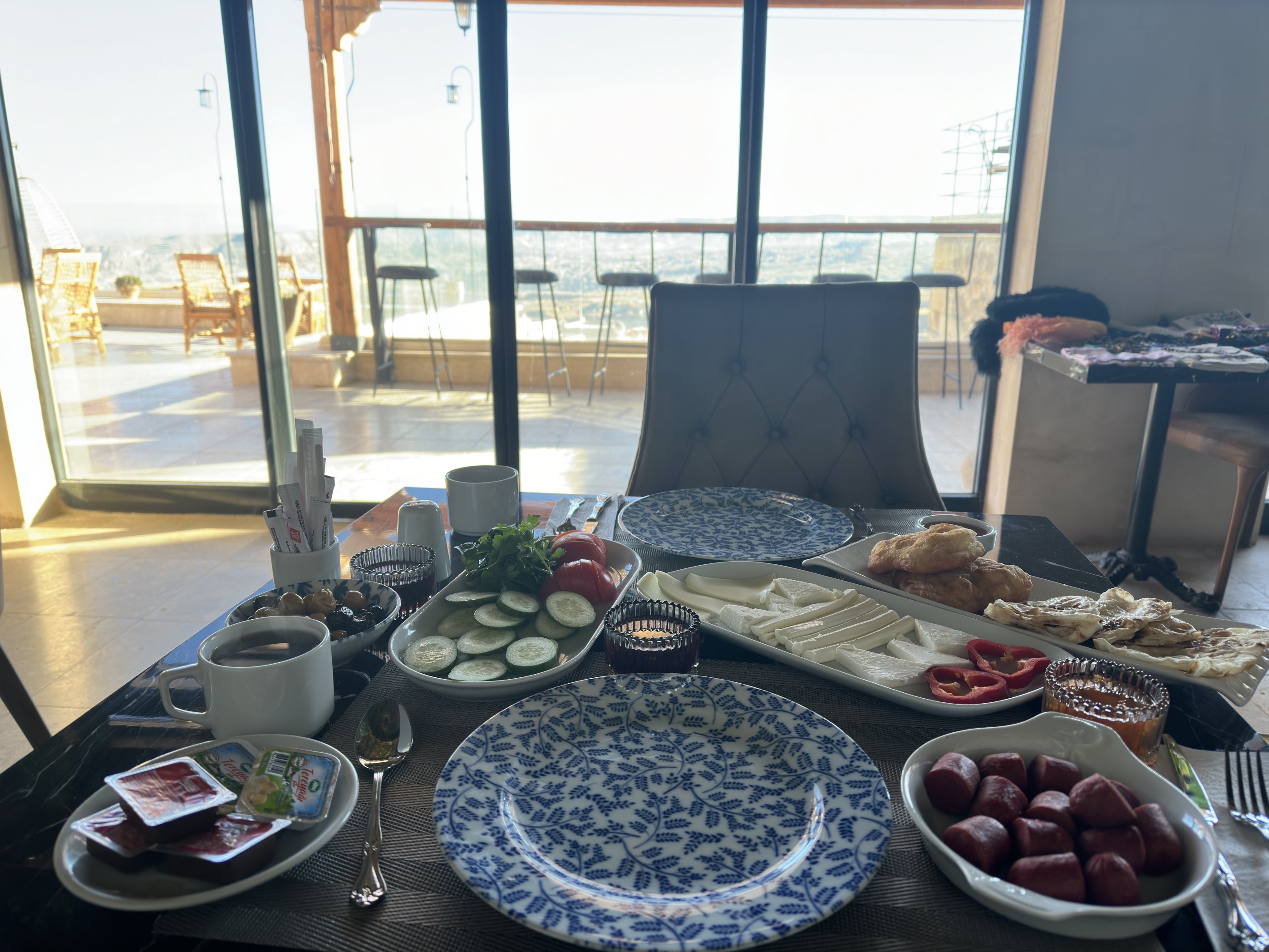 早餐是土耳其传统形式，非常的丰富。唯一缺点是冬天去房间有些冷