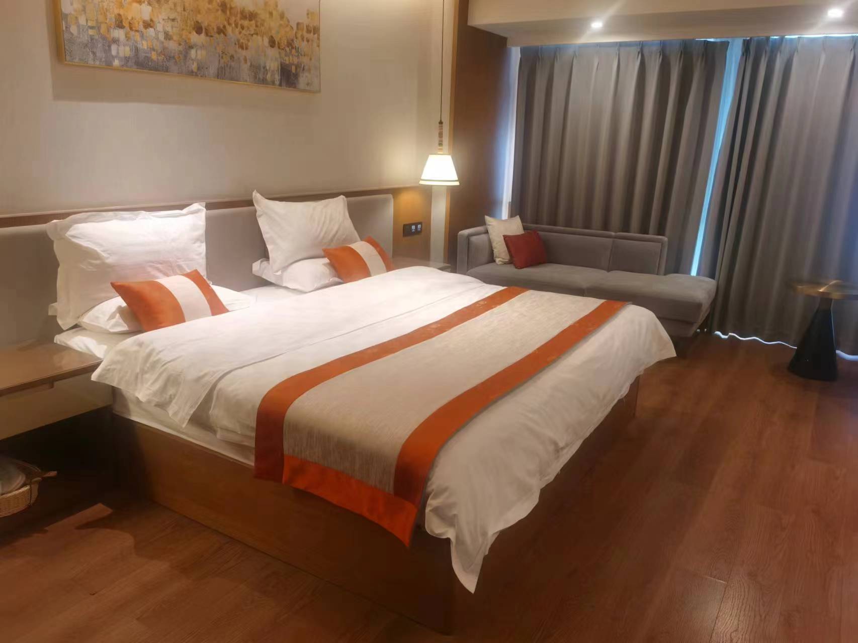 在小县城能有这么舒适高档酒店属实不易，房间可以供氧，终于睡了个好觉 ，床品也是品牌的，卫生、服务、都