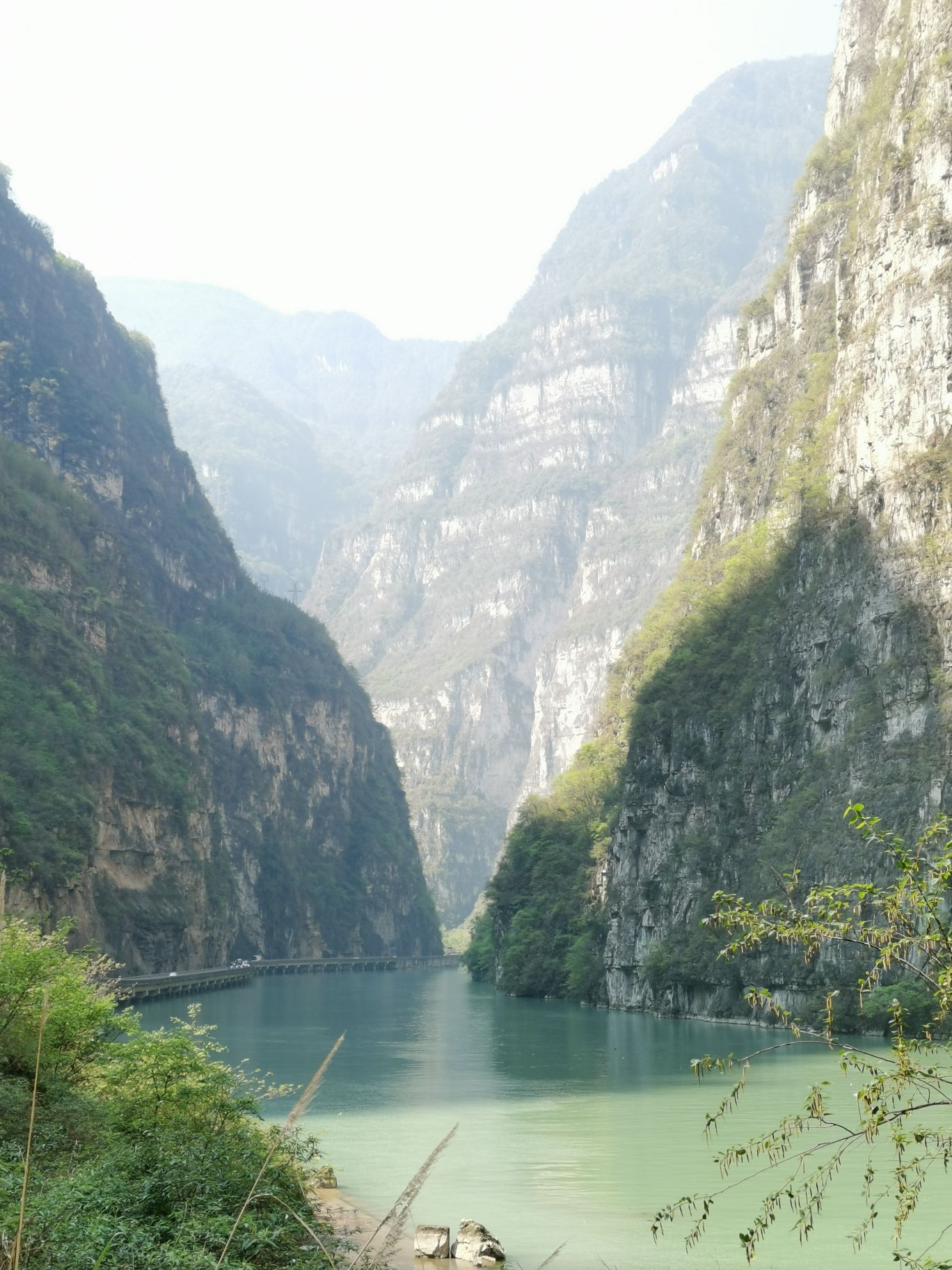 朋友旅游路过选择了这里，很满意的一次住宿体验，设施完善，卫生干净整洁，环境地处河边，周边出行就餐都很