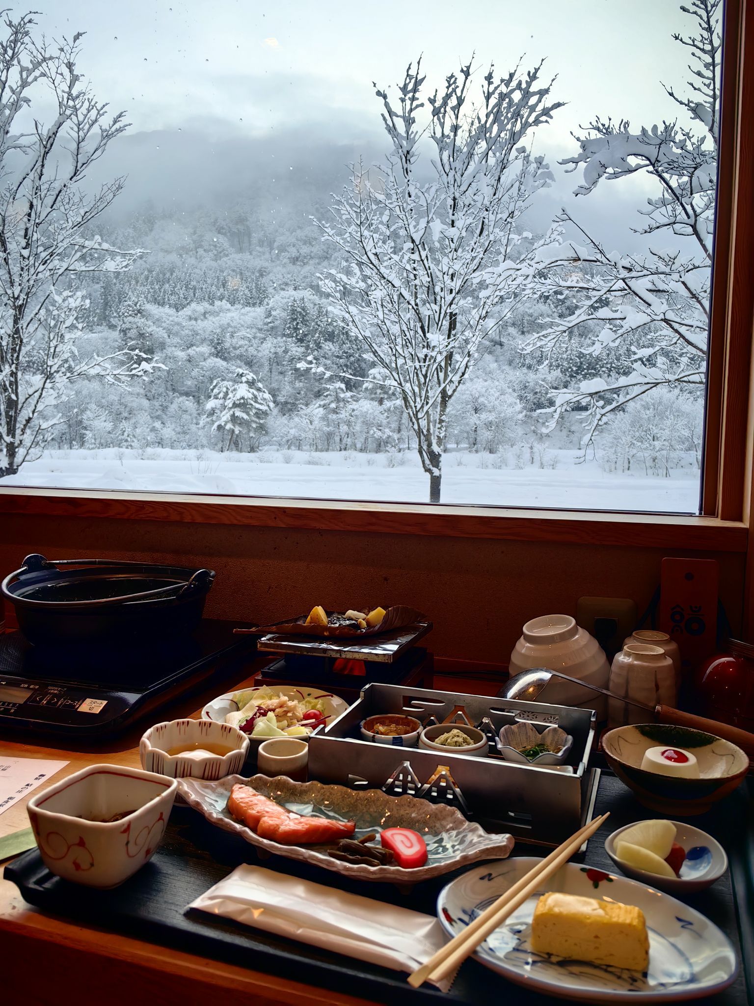 日式酒店，环境非常好，晚餐和早餐上图了。可以一边吃饭一边欣赏美景。有天然温泉，还准备了浴袍袜子…服务