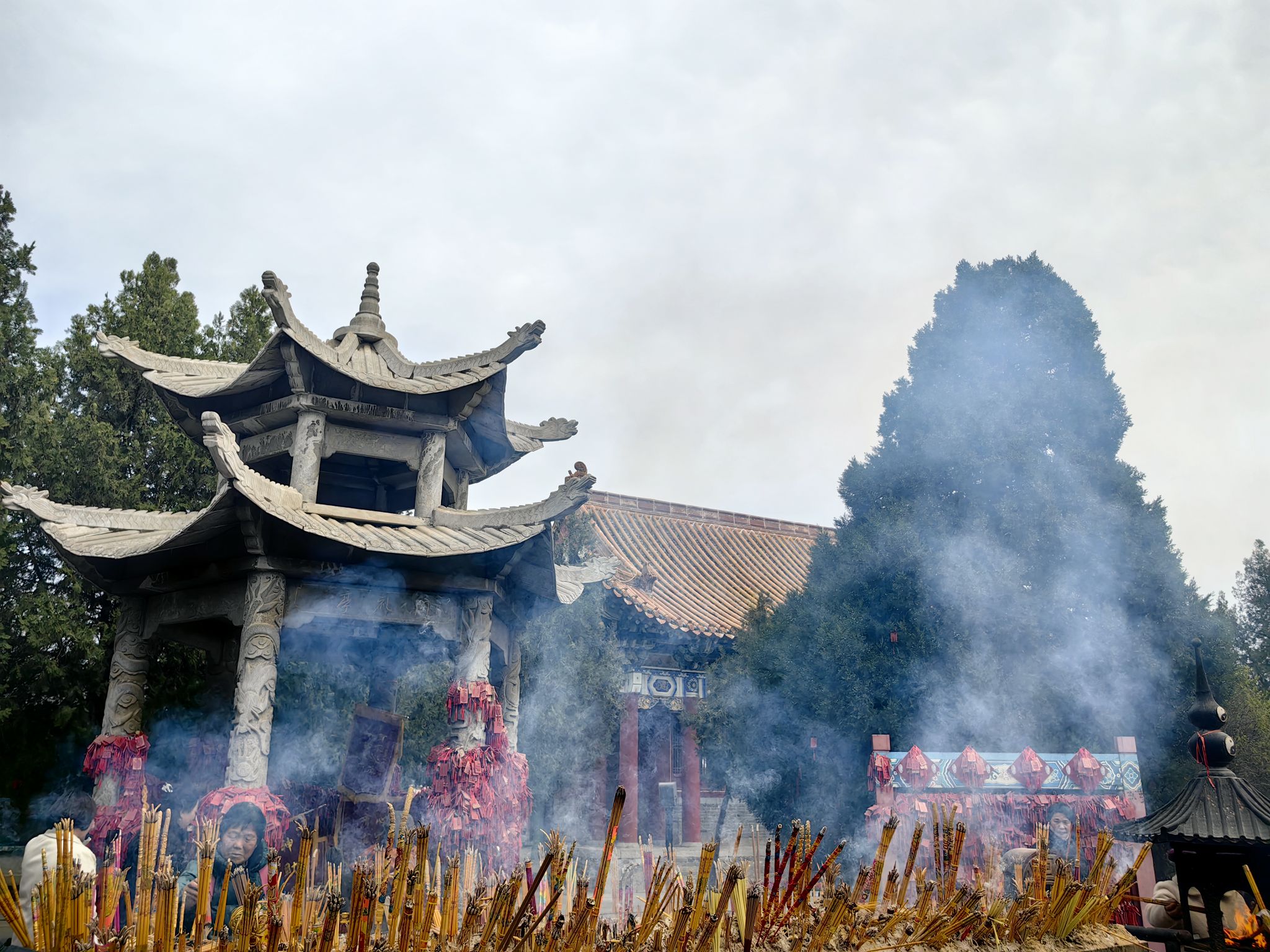 离明道宫很近，酒店干净卫生，干湿分离，房间宽敞没有异味，晚上到了以后。还给我们免费升了房间，下次来鹿