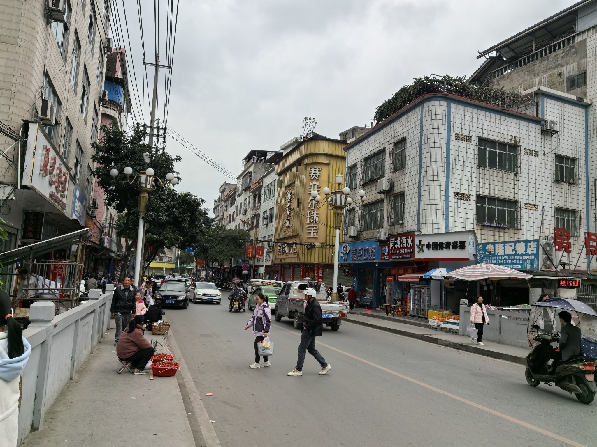 酒店有很大的停车场很大，停车非常方便，周边吃饭买水果都很方便，前台很热情。。。 保洁差评！！一早上就