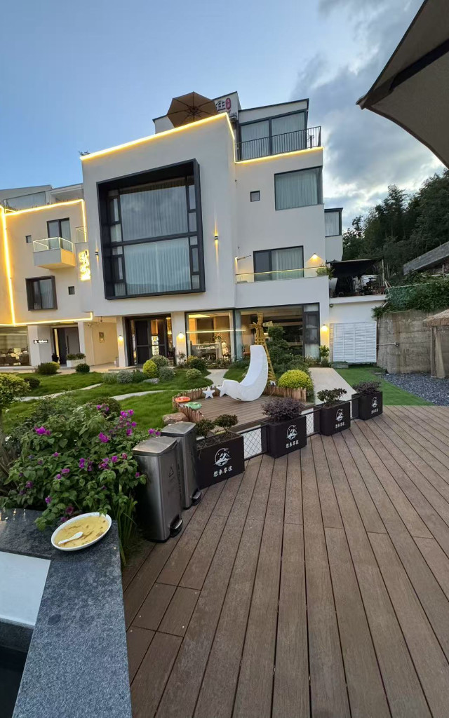 刚到民宿,就被那独特的外观吸引住了,庭院