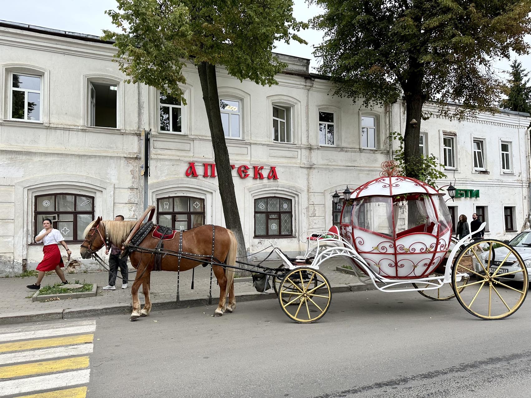 多次入住这里，酒店就在主街附近，非常方便，你完全可以走路去一切地方，离超市也近，图片中的餐厅美味又实