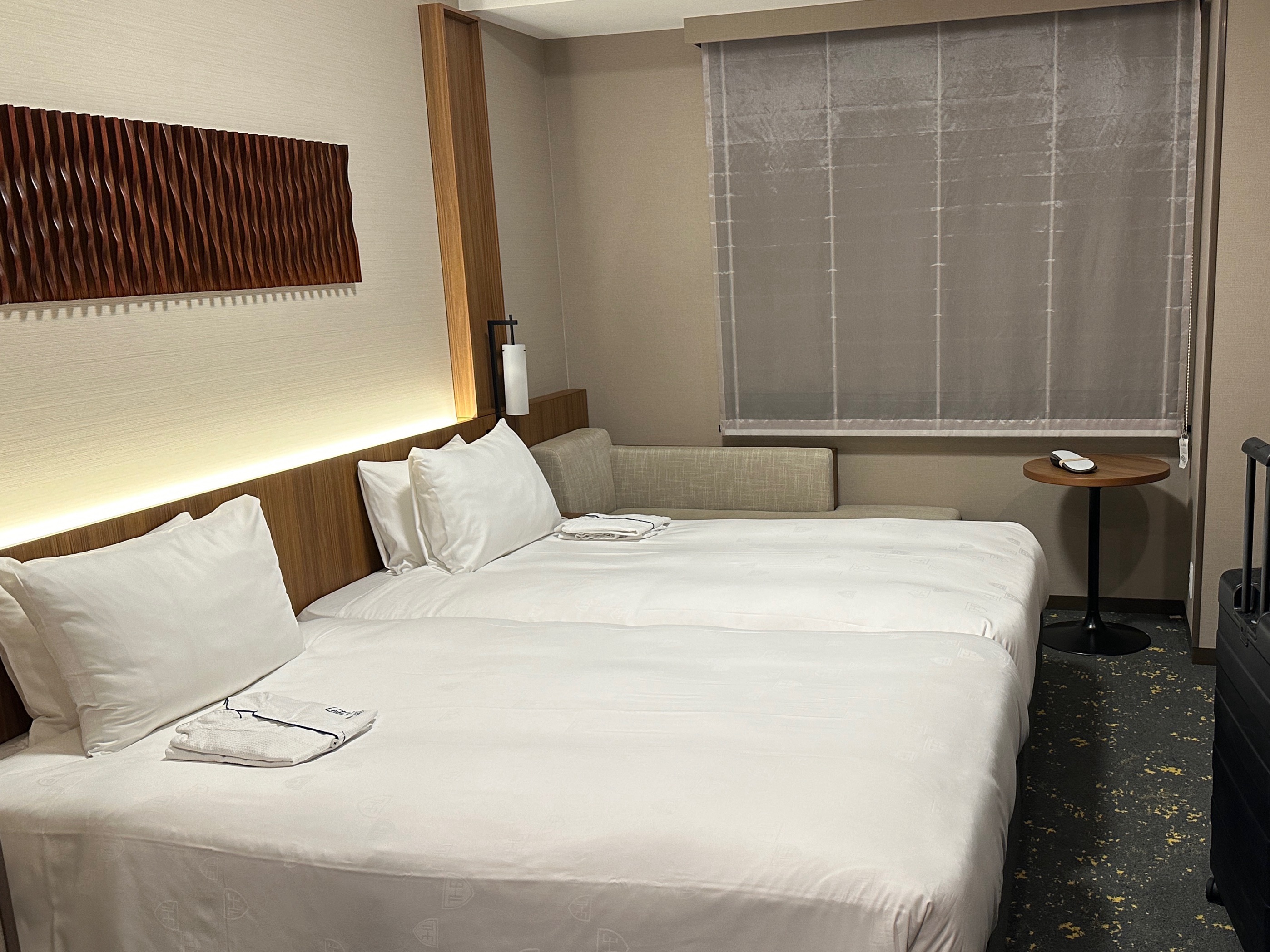 房间打扫的很干净，服务还有提高的空间。  酒店地处神户核心区域三宫，但是坐地铁没有想像中的方便，地下