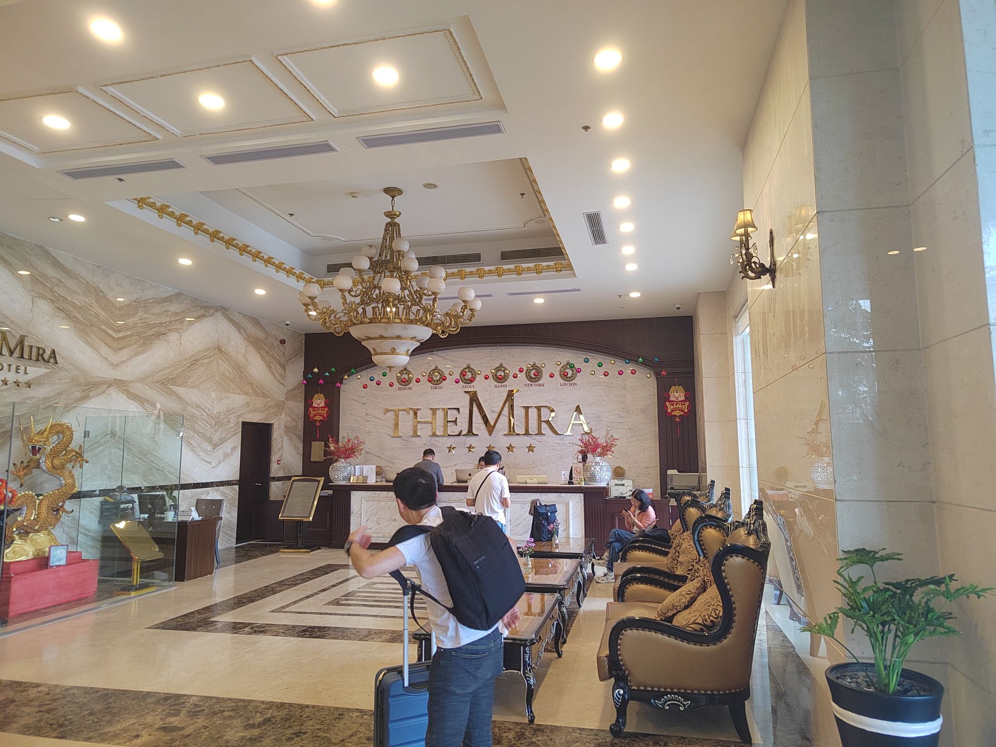 这个酒店在土龙木市数一数二的酒店了，很干净卫生。前台小哥会说一些中文。可以退换越南盾。早餐很丰盛。落