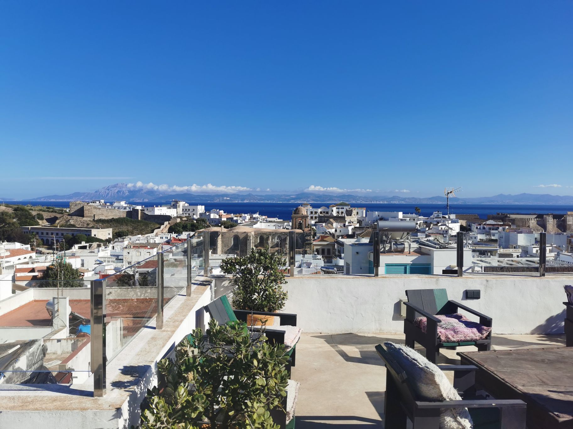 很惊艳的房子，从摩洛哥坐船过来，下了船就去报了个船看鲸鱼，从码头可以步行到酒店，楼顶的大平台风景很好