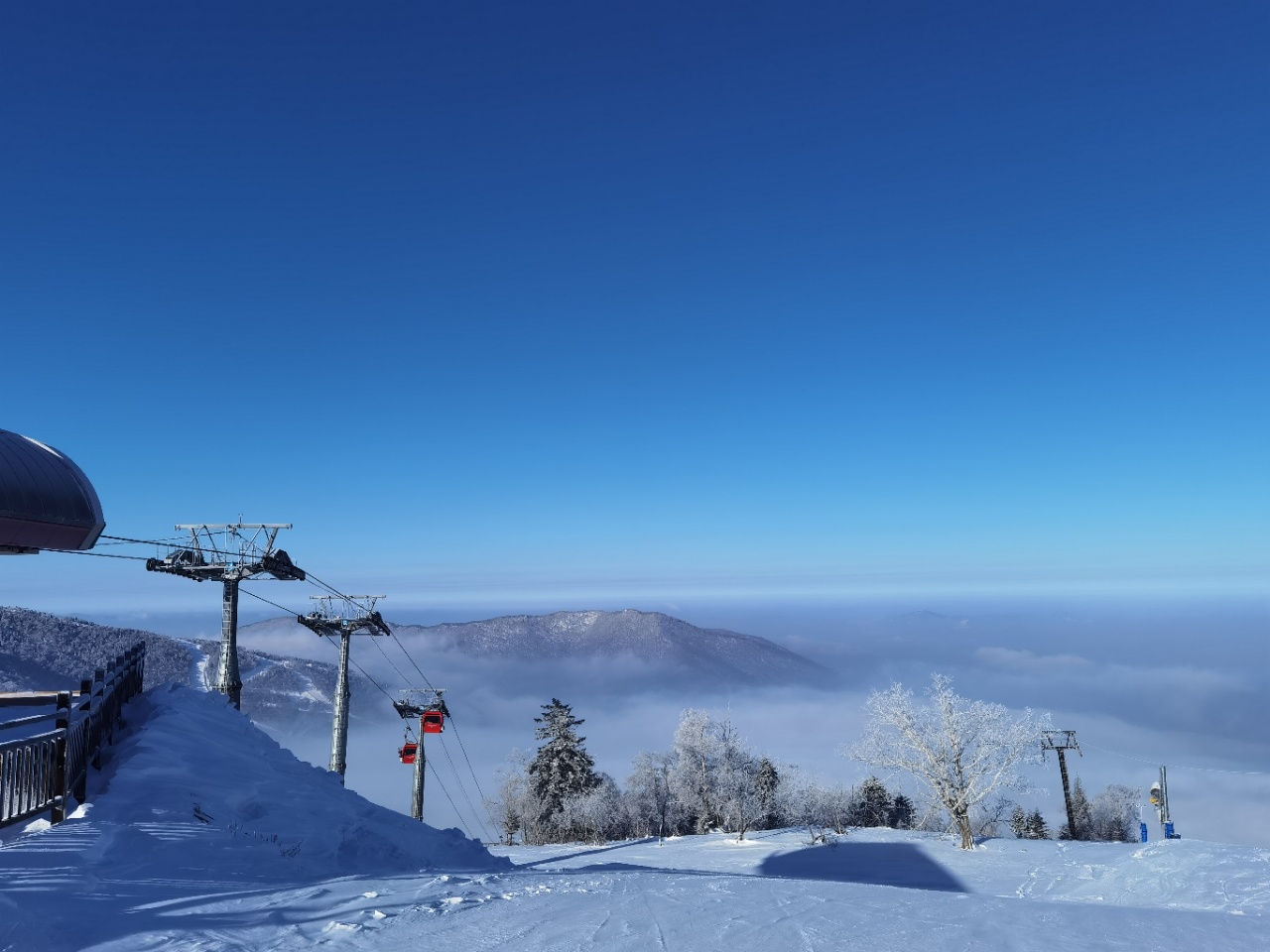 今年是第二年入住假日，住得很舒服 有摆渡车去滑雪大厅，很方便 房间带了雪票和汤票，省了很多钱 酒店边