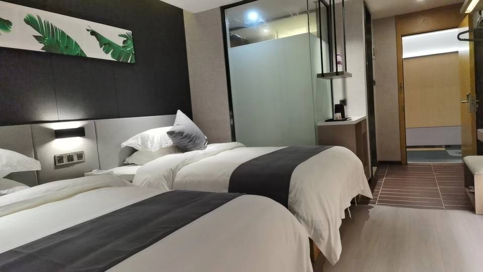 新开的酒店，卫生很干净，床垫睡起也很舒服，位置也不错，应该算是纳雍中心地段了吧！晚上附近有很多小吃的