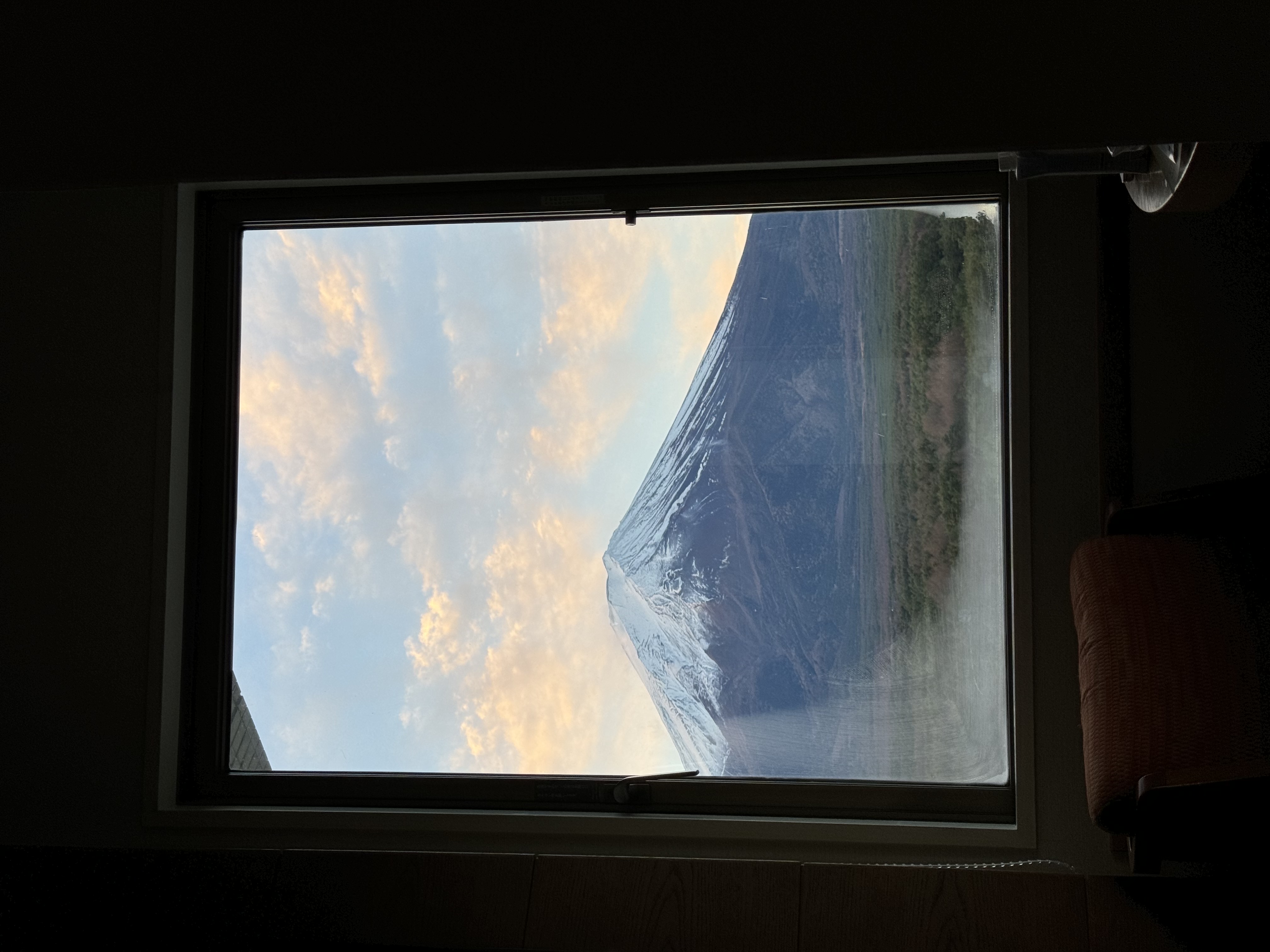 这个房型真的太棒啦！特别适合一个人住，窗外就是富士山，运气好完全没遮挡，旁边的温泉也很舒服，长途跋涉