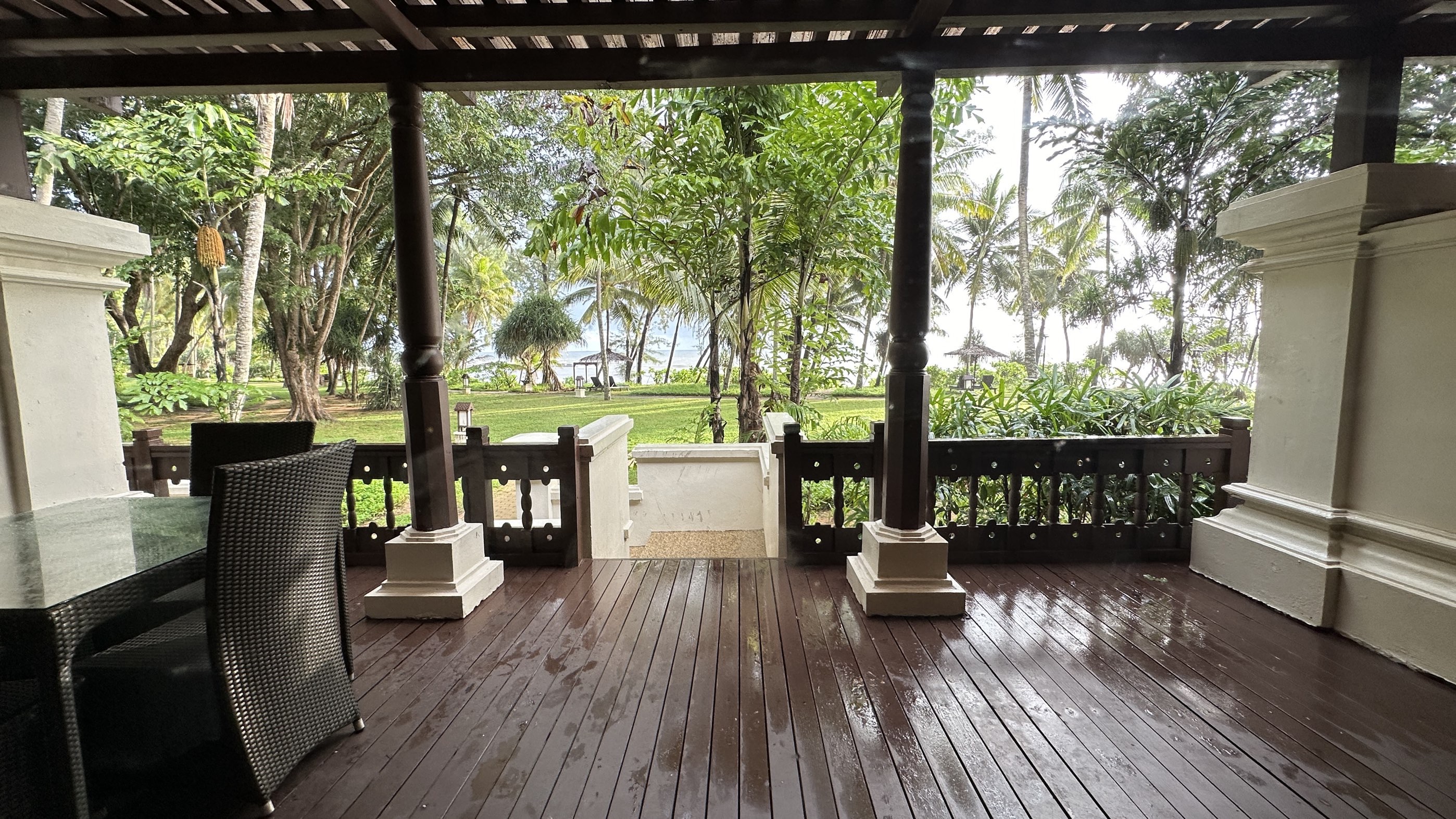 非常喜欢的度假村，酒店免费升级了海景房，透过酒店门外的椰林就是大海。雨季的大海变化多端，真的很美。酒