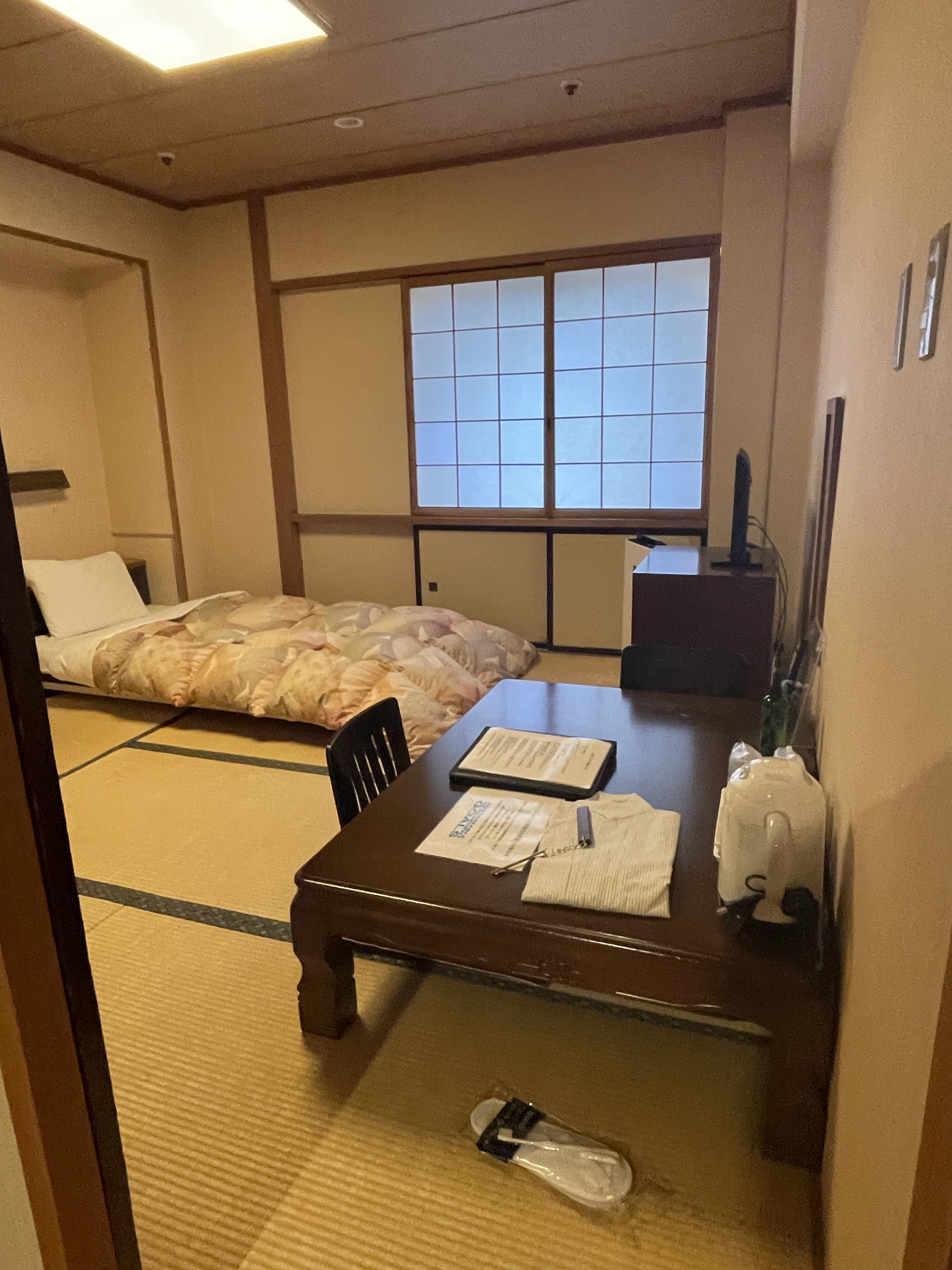很不错的日式酒店，前台工作人员很热情。房间蛮大的。早餐餐厅风景很好 可以欣赏岩木山。