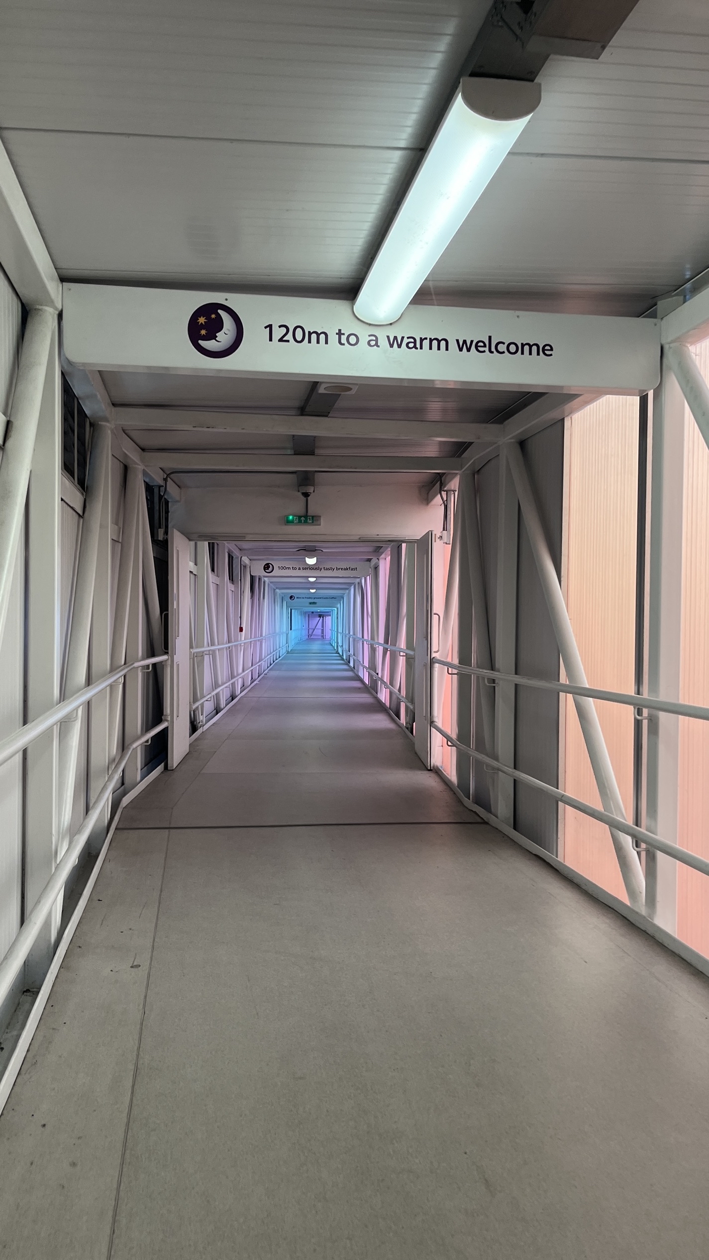T4机场1楼出发厅F值机口附近有个可以直接抵达酒店的通道，走约10分钟可以到达，在这个入口处也有地铁