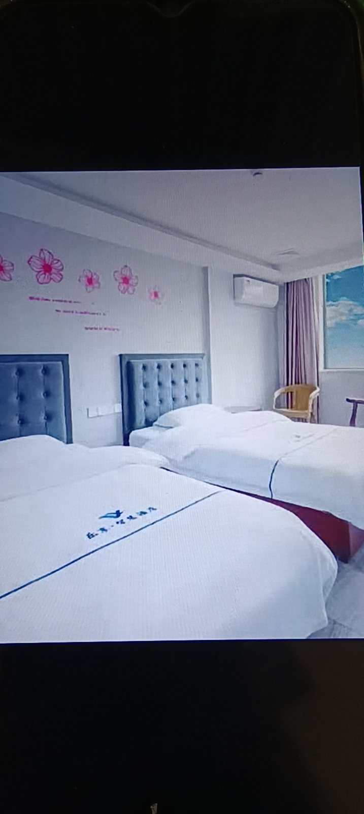 酒店位置好，房间宽大，前台服务态度很好。卫生也很干净，性价比高。推荐