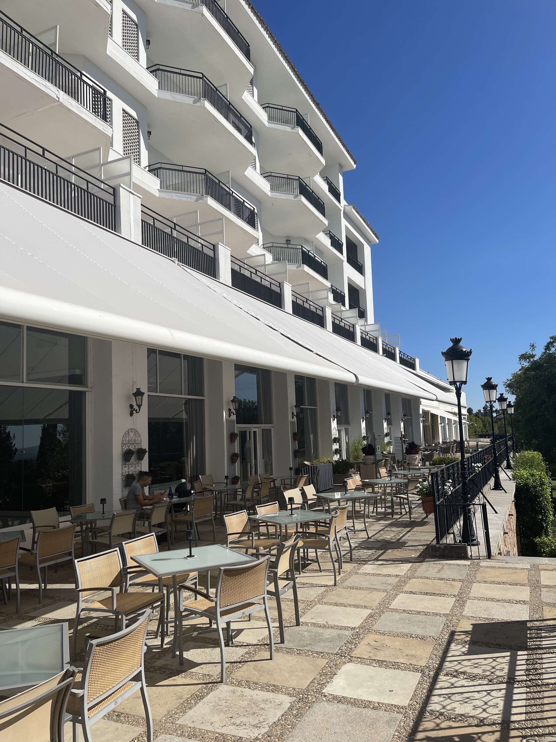 酒店位于科尔多瓦的高处。照片分别是酒店外观、游泳池前看酒店，后面是从阳台看市区的景色。