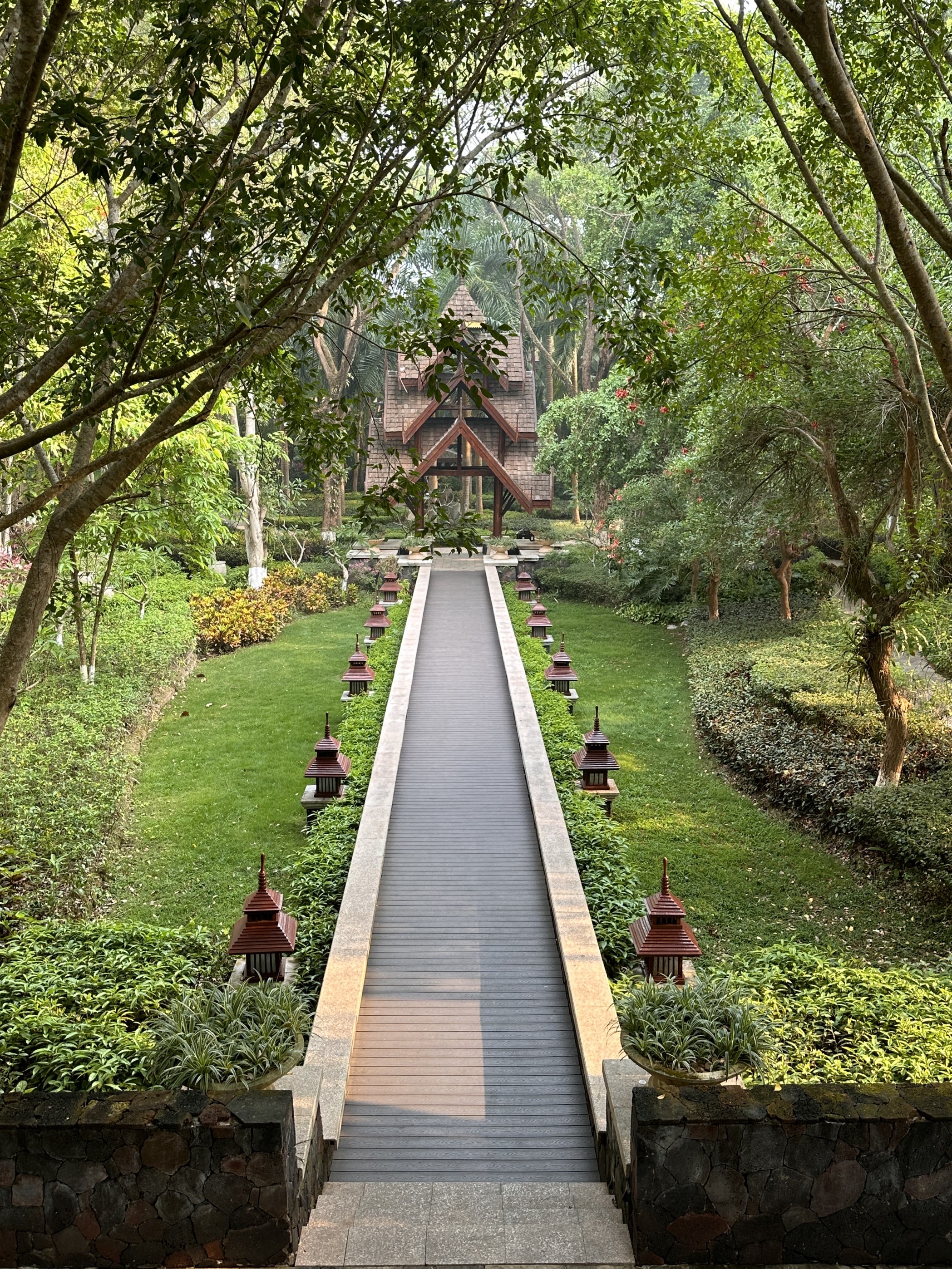 安纳塔拉的设计充满了浓厚的热带风情，园区植被丰富绿树成荫，每一处都让人感受到无比的放松和愉悦。 服务