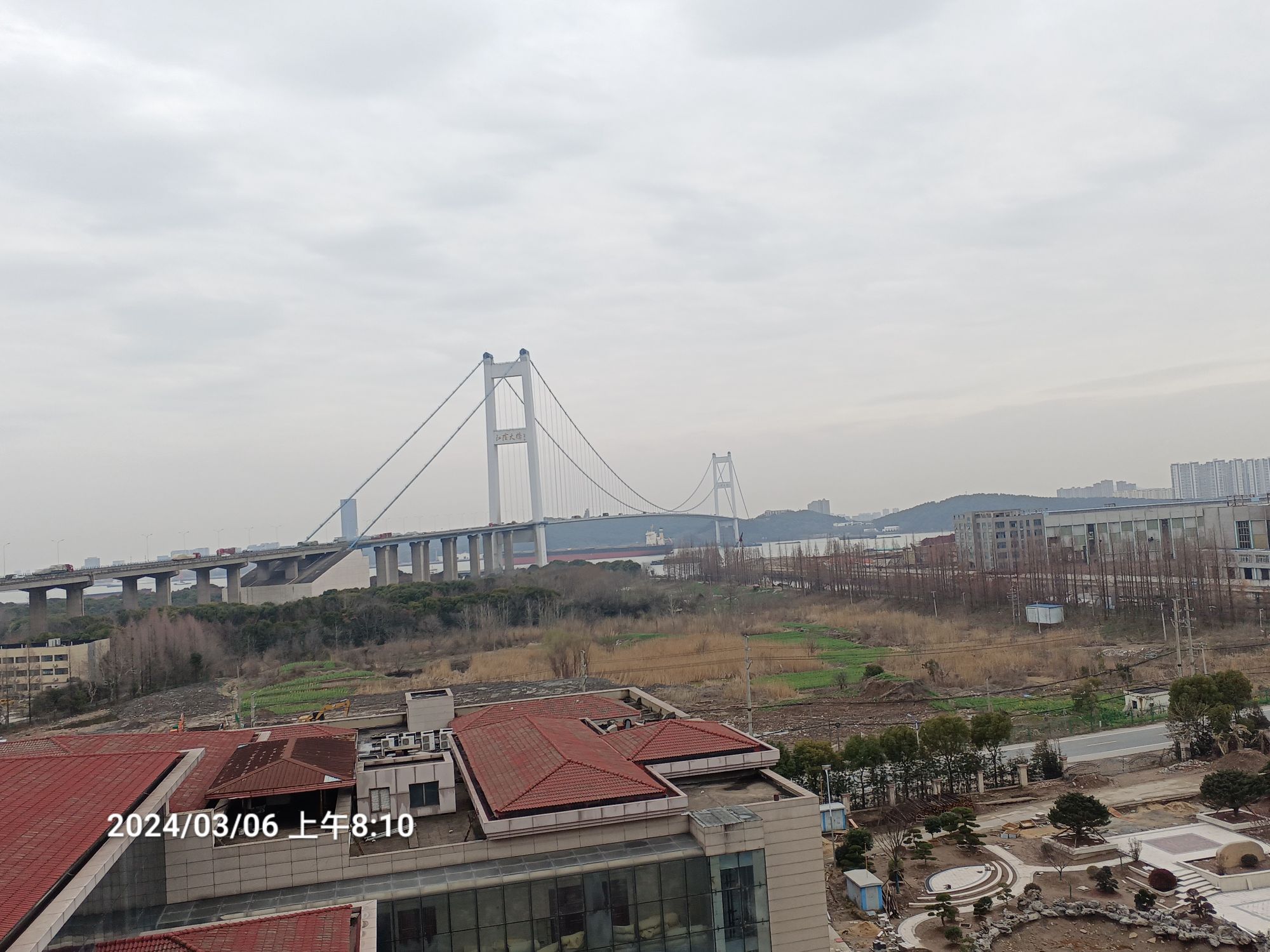 酒店位于江阴长江大桥下，离靖江市中心有点距离，公共交通间隔时间长，交通不是太方便 住店客人不多。酒店