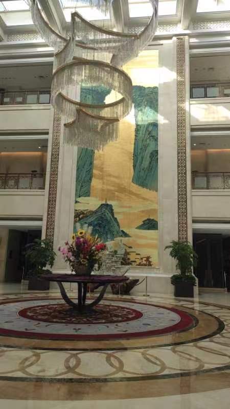 酒店在县城是首选高档型的，10几年的老酒店，当时应该是最豪华的，整个大厅装修的很高端大气，外围花园式