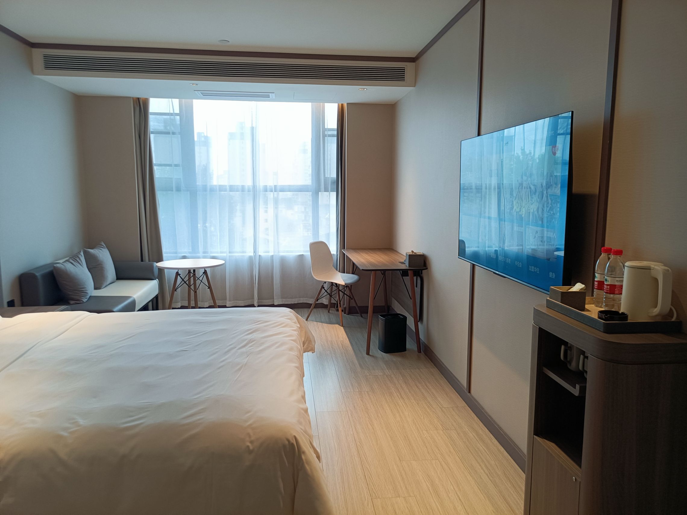 房间新，环境好，非常干净，床很柔软，注重细节，楼层服务特别热情，个人评价是西平县目前最好的酒店，特别