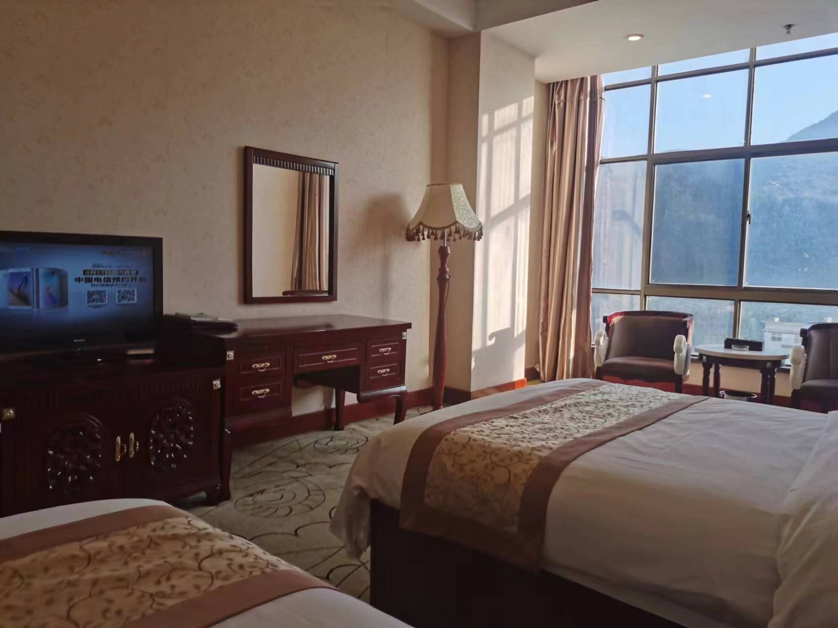 酒店楼层挺高，风景很不错，落地窗的大玻璃，房间看起来挺干净，适合拍照的酒店。