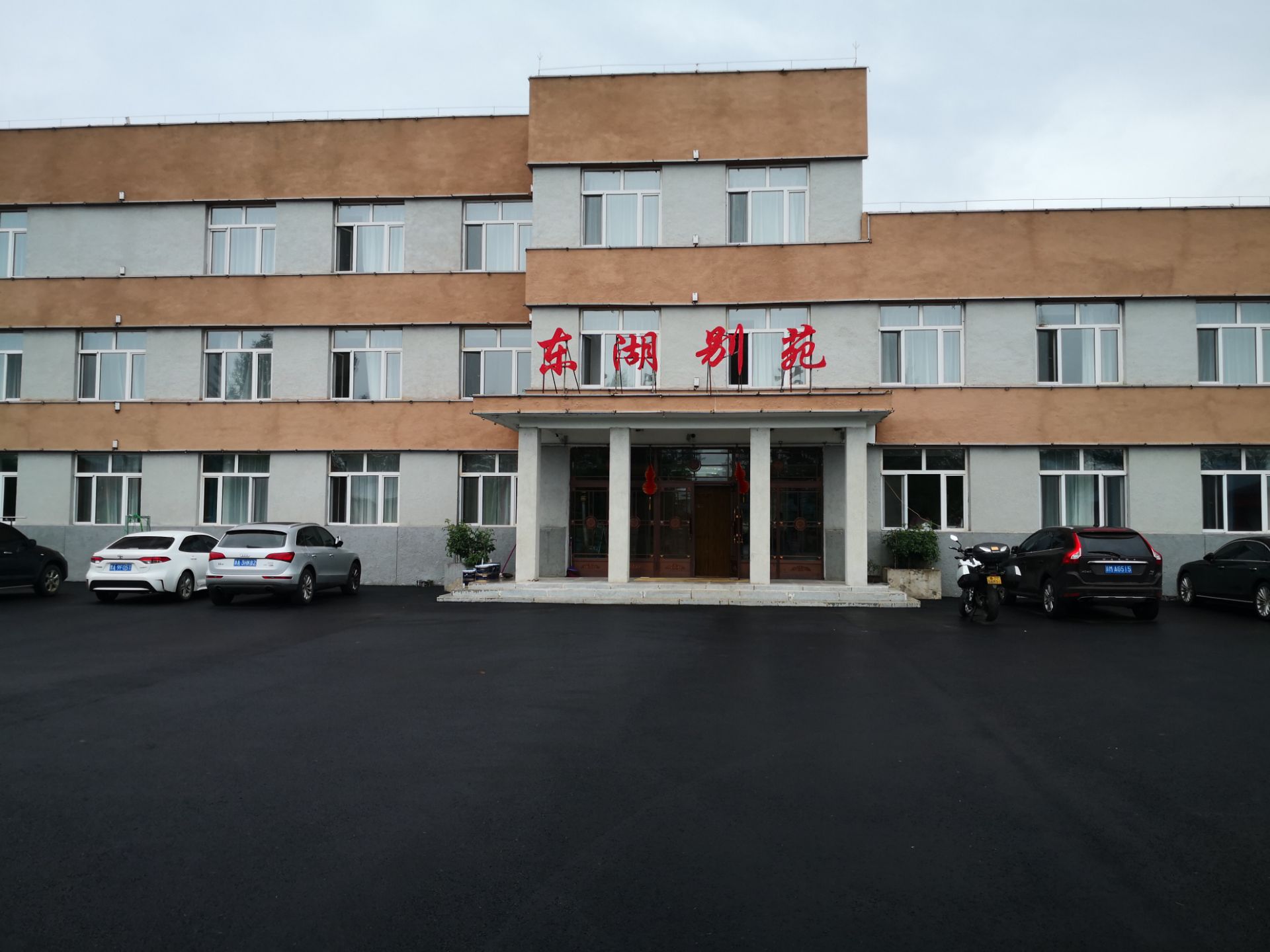 酒店位于塔河县城东北约六公里，吃饭购物需开车，内部环境不错。房间整体卫生干净，卫浴干湿不分。早餐品种