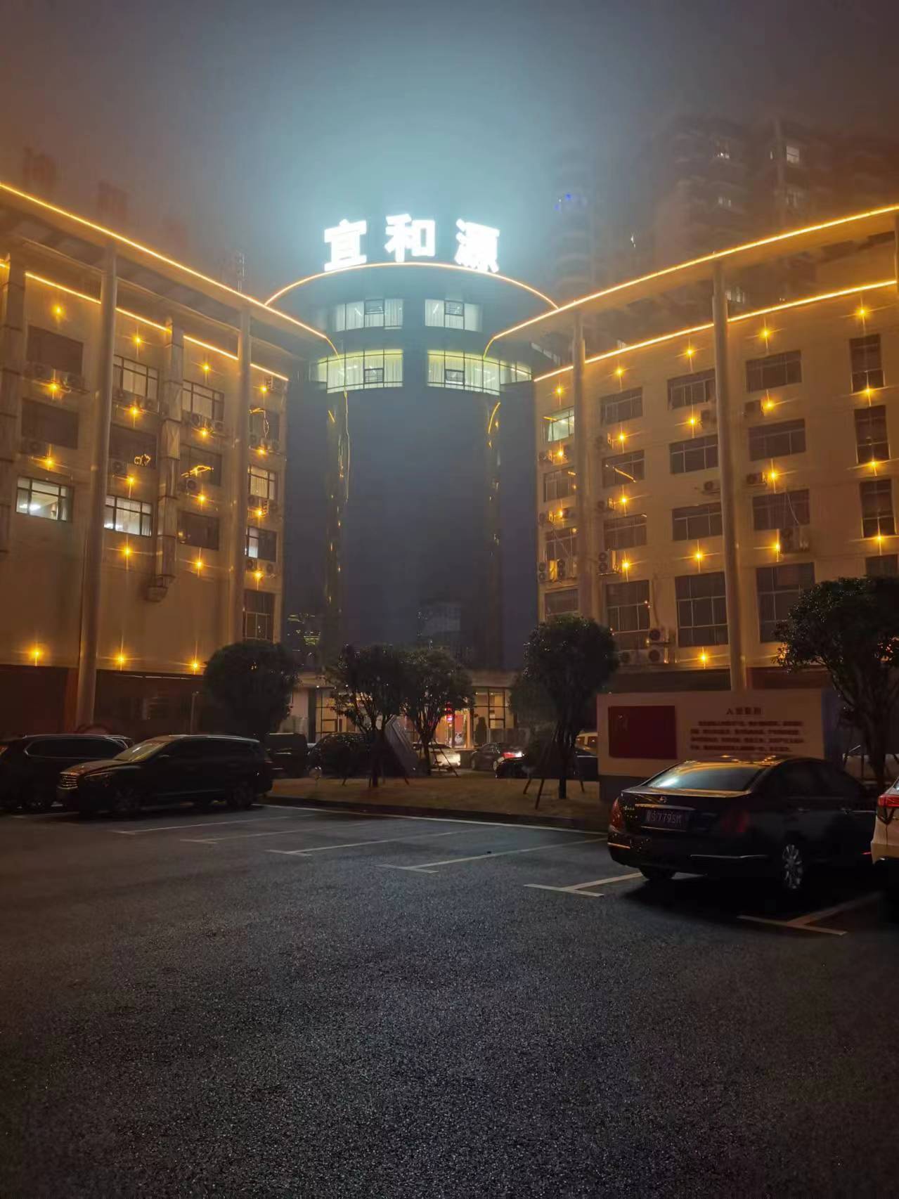 宽敞的停车场，丰盛早餐，舒适的房间，下次出差还选这里，不错不错666