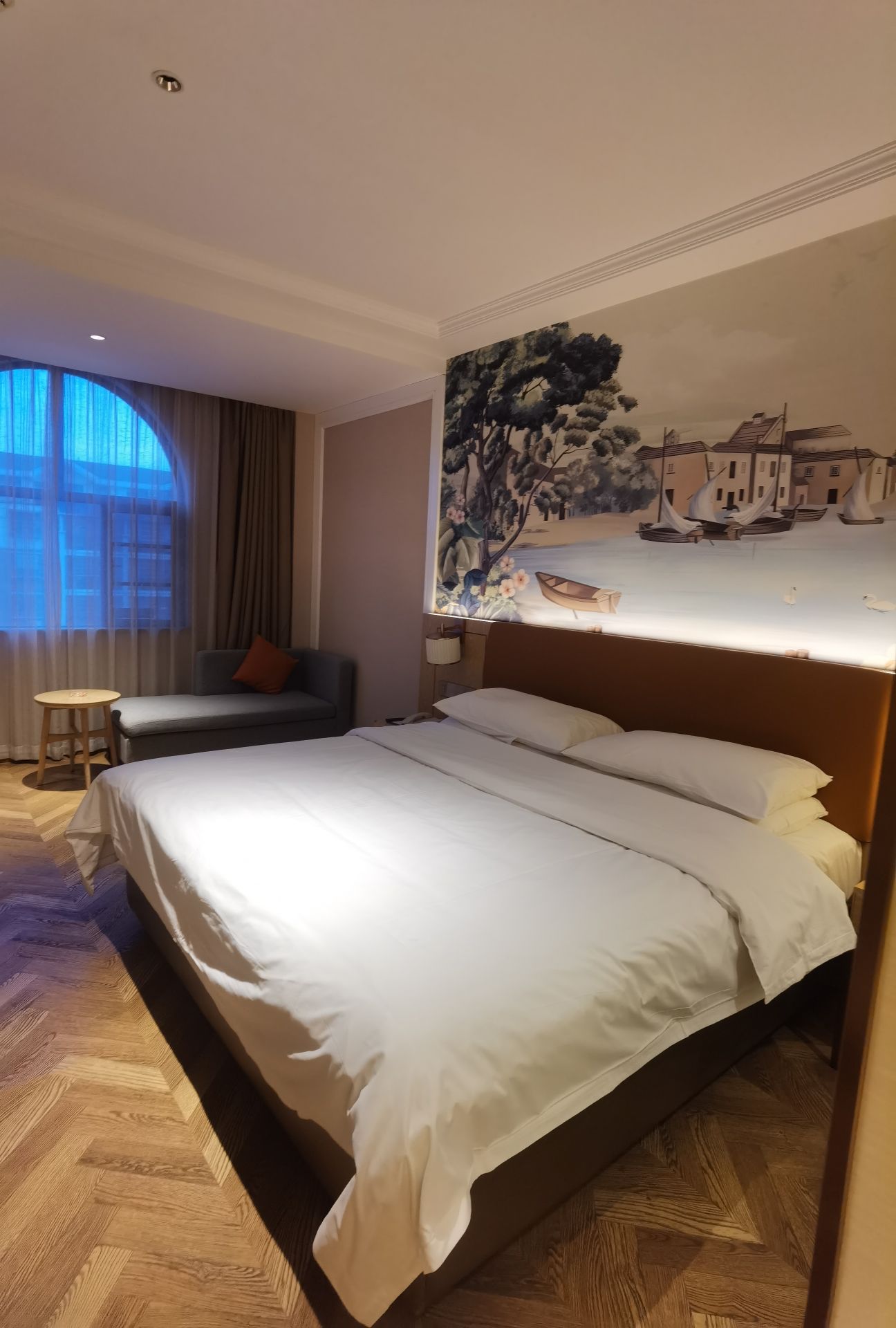 洪湖爱国路维也纳酒店房间面积足够大，床品睡起来很舒服，房间设施布局合理，室内干净卫生，工作人员服务热