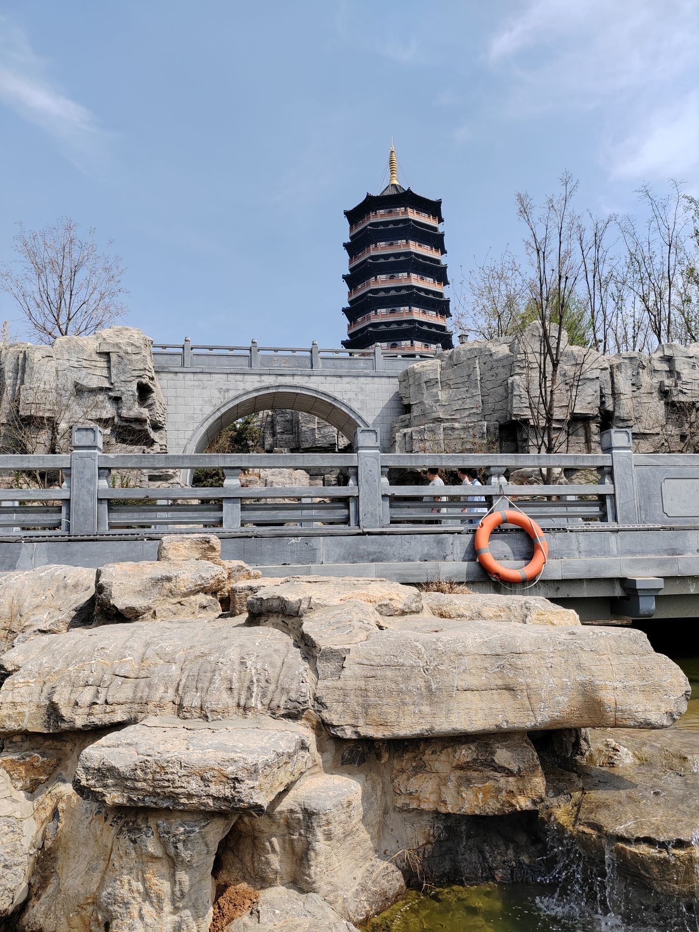 第一次来雄安住的温德姆酒店，环境非常好，设施比较新，屋内沙发很大，面积也宽敞。服务管家杨欢欢女士非常