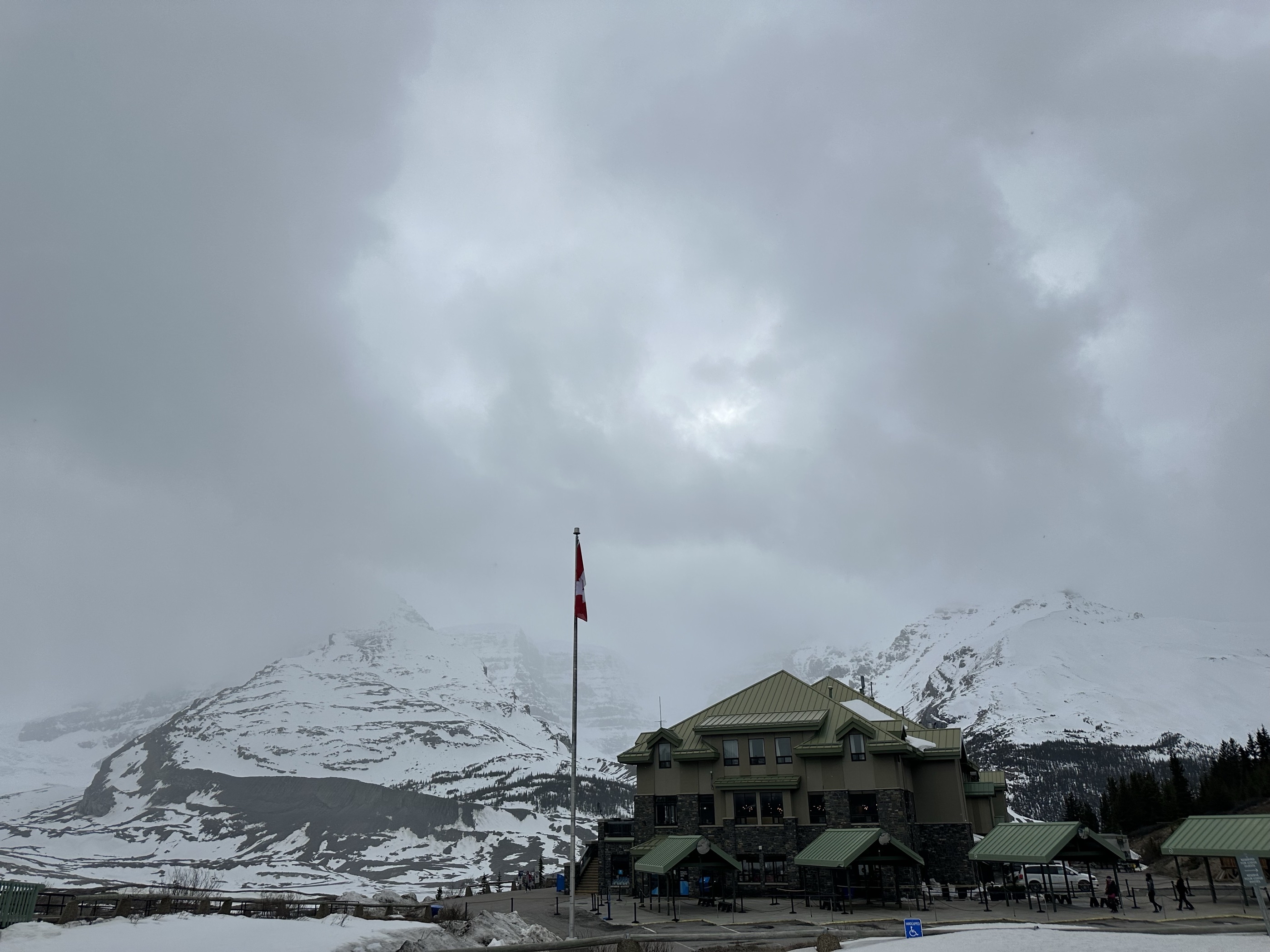 冰河景观附近算是唯一的酒店了，当然除了景观无敌，服务也是相当的好，内有一家西餐厅和一家星巴克，行李全