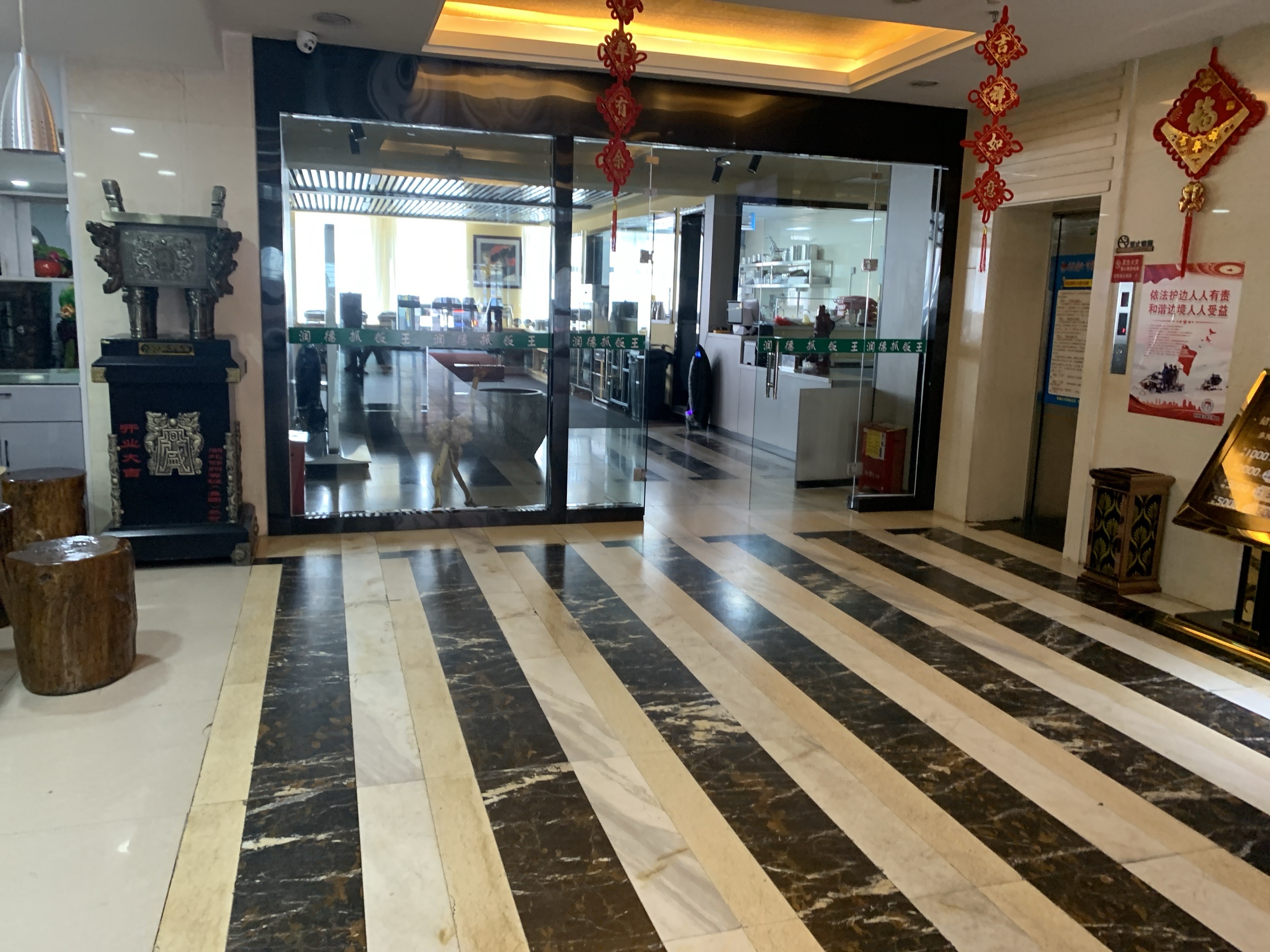 一楼有餐厅，抓饭价格实惠，性价比挺高的一家酒店，交通便利