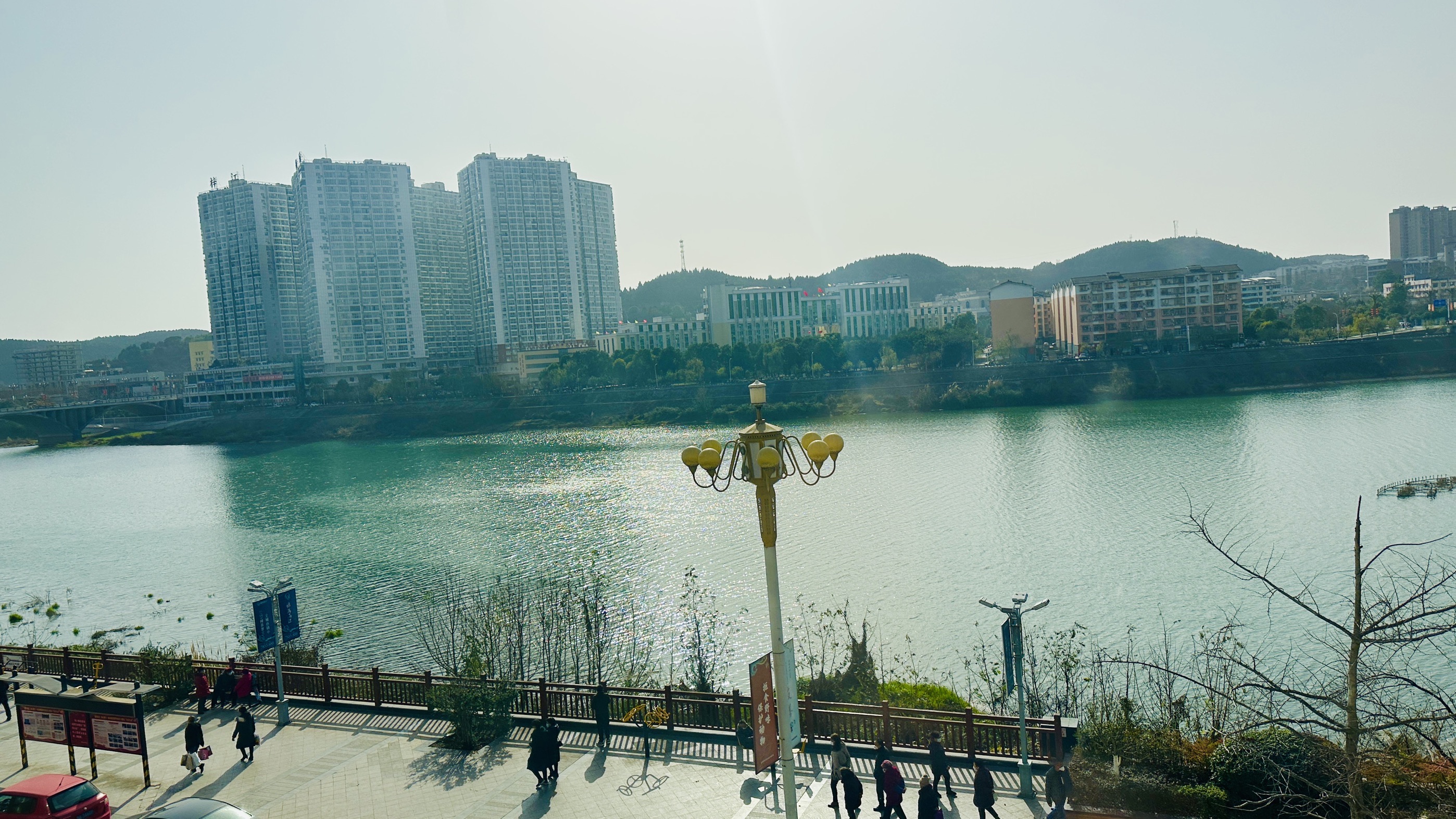 酒店在河边，房间看出去视野非常好，不过车来车往还是有点吵。房间卫生尚可，硬件配置一般。