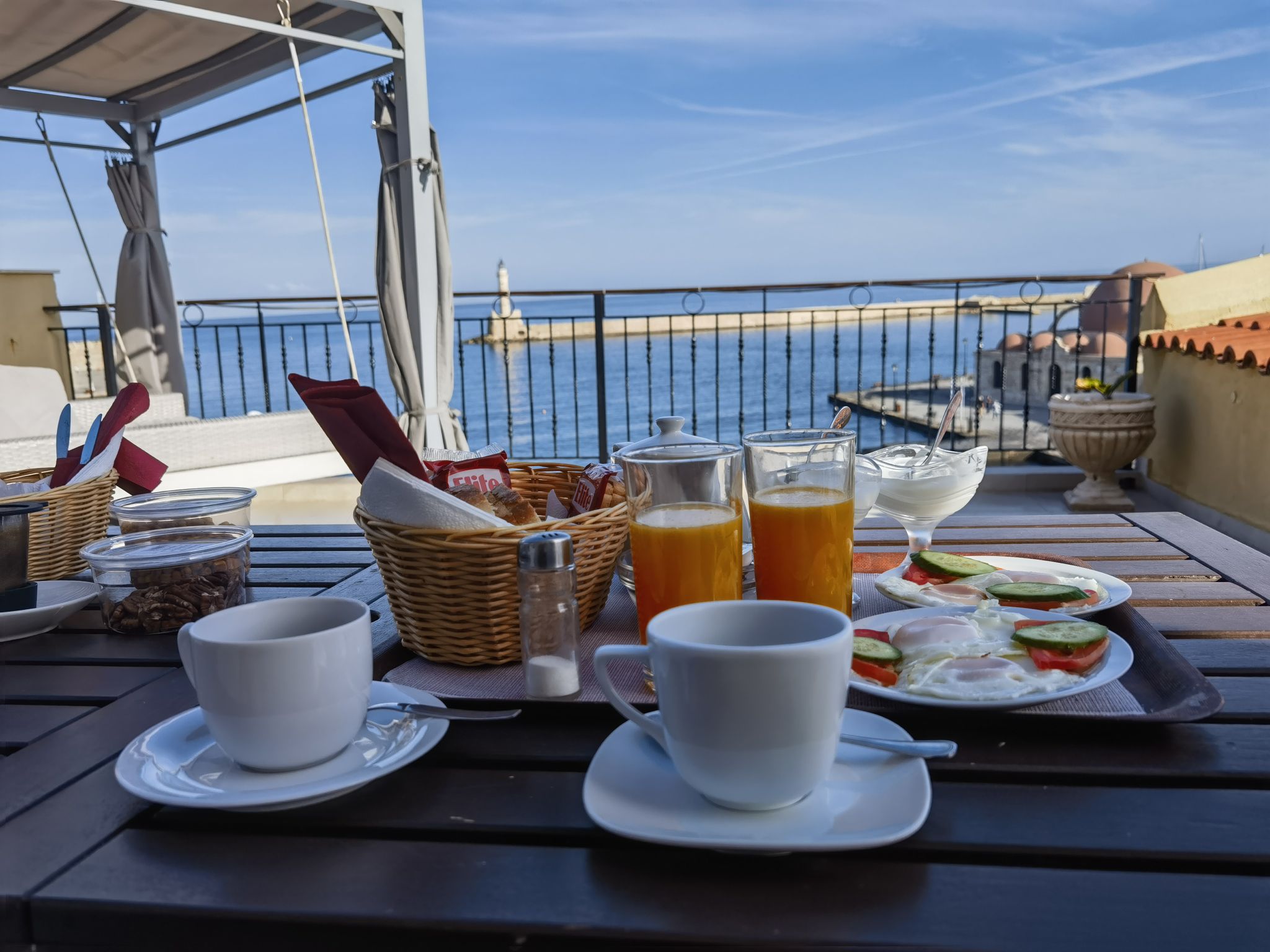这是我这些年出行最满意的一个酒店！正面看海，一个大大的露台，有个桌子可以一边看海一边享用早餐和咖啡。