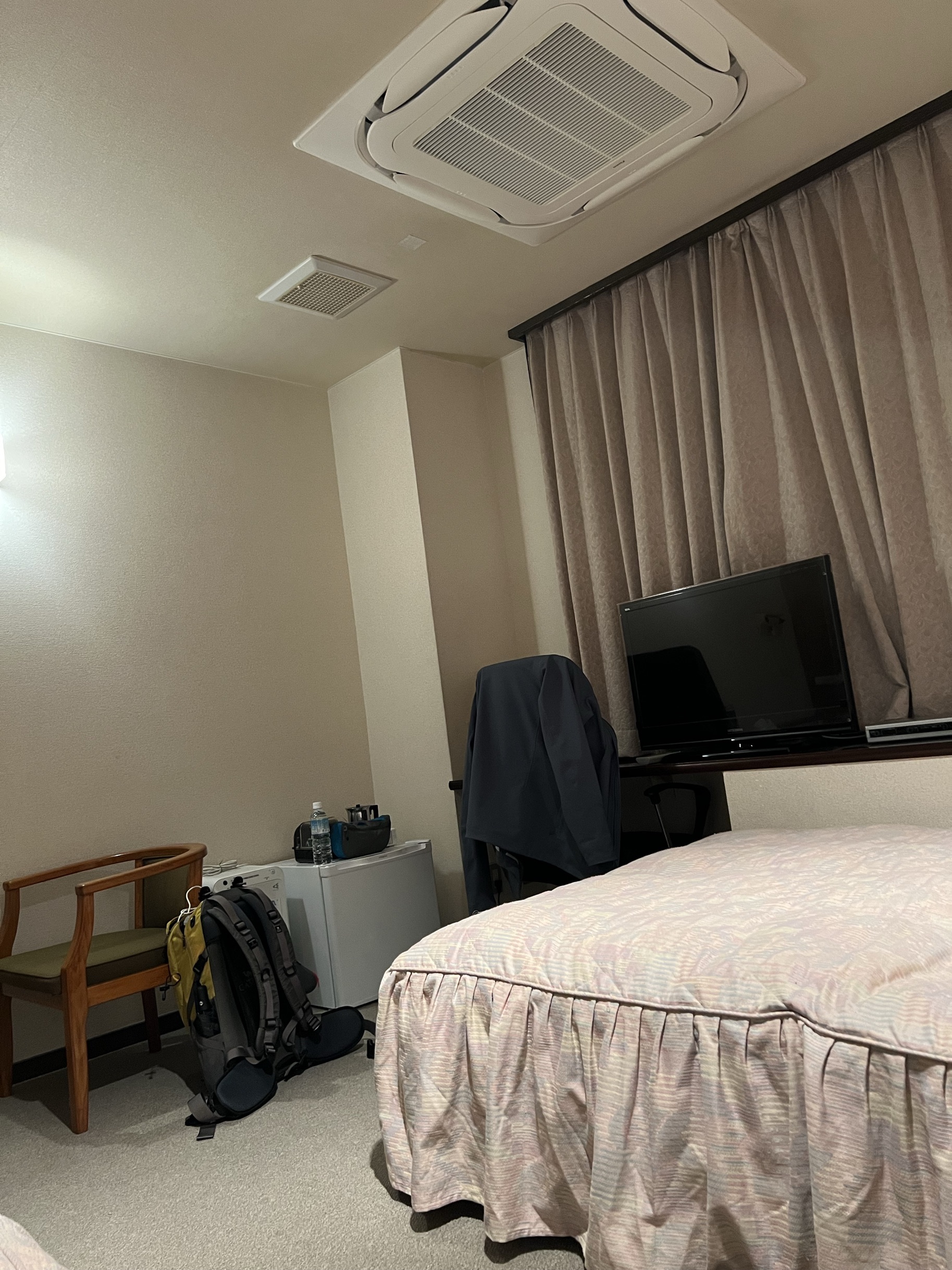 日本的宾馆房间都小，这个算不错的了，房间设施齐全。服务热情周到没话说，看我查地图主动询问并拿来店里地