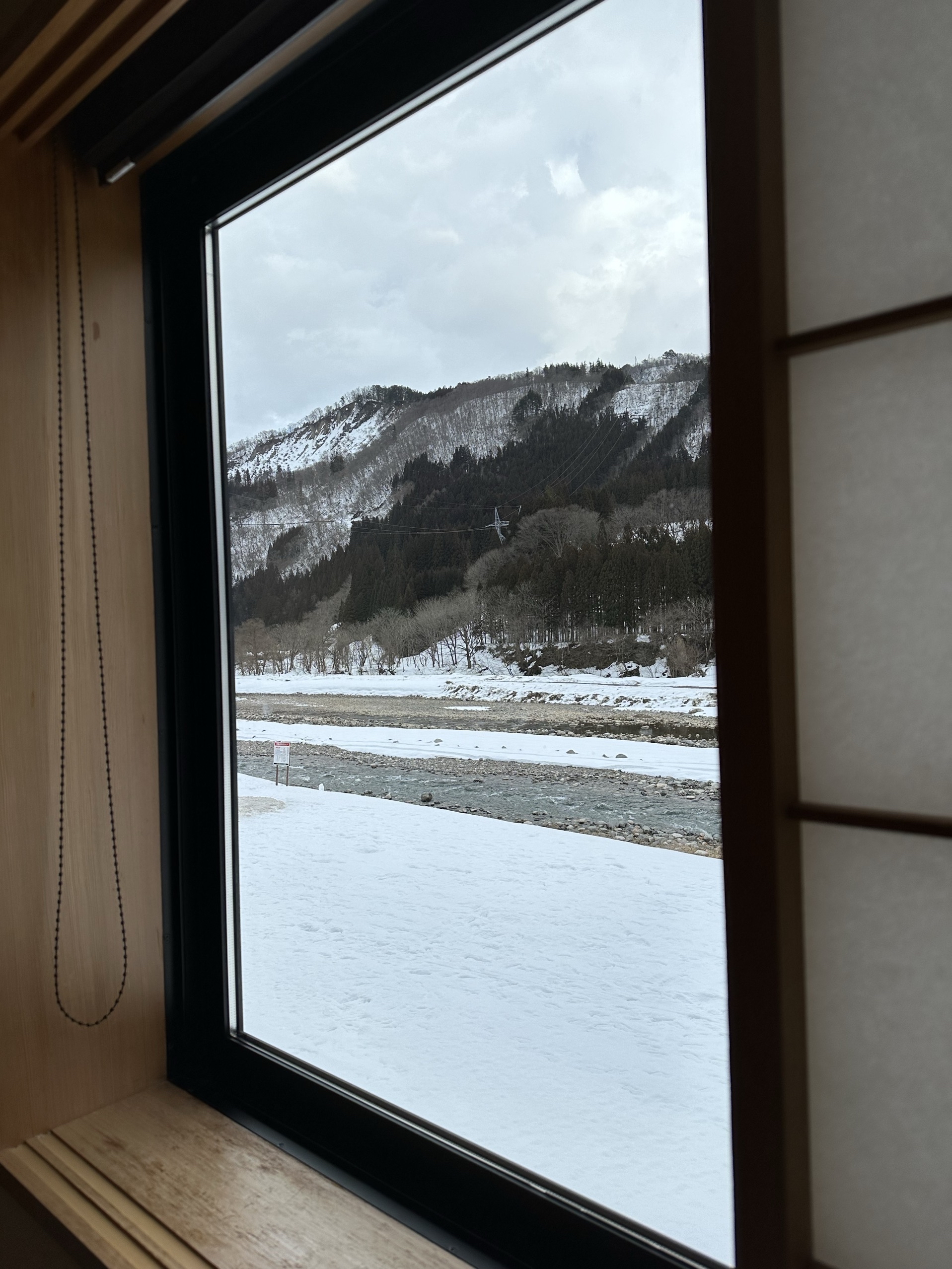 卫生：日本酒店卫生没话说，好评  环境：订的四人房，很宽敞，窗外风景也特别好，有免费的天然温泉，非常